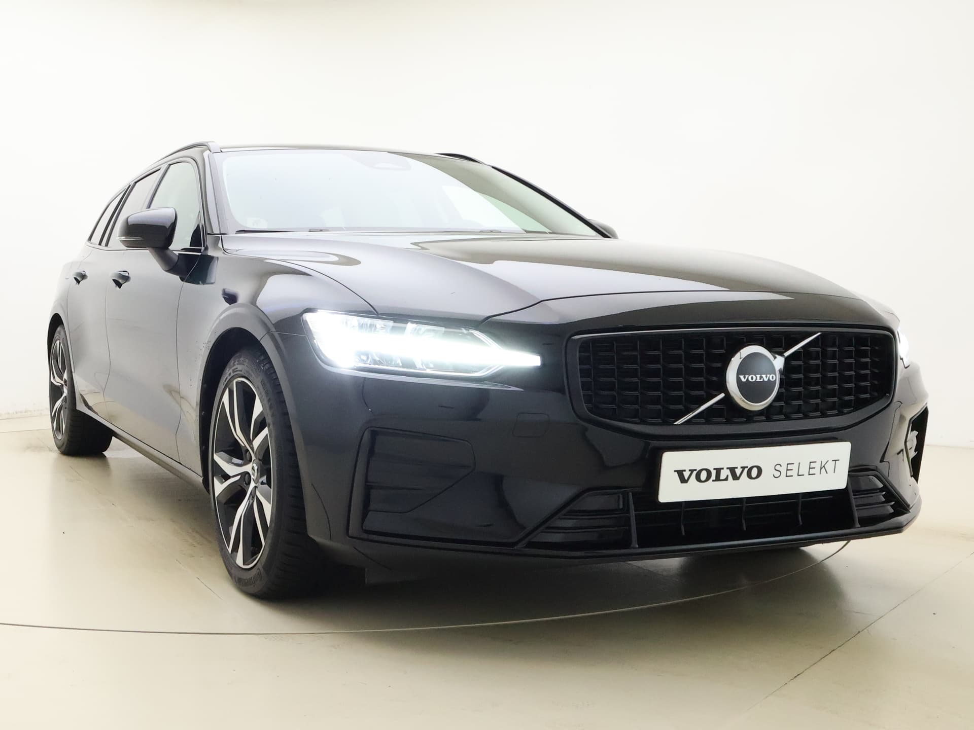 Volvo V60 B4 Automaat Plus Dark / Standkachel / Stoel/- stuurverwarming / Keyles entry / Trekhaak / Camera / thumbnail 20