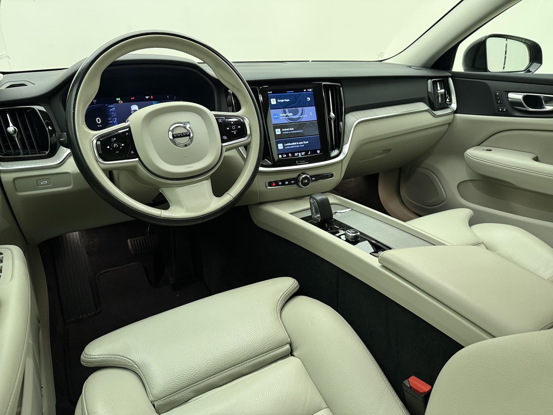 Volvo V60 B4 Automaat Plus Dark / Standkachel / Stoel/- stuurverwarming / Keyles entry / Trekhaak / Camera / thumbnail 21