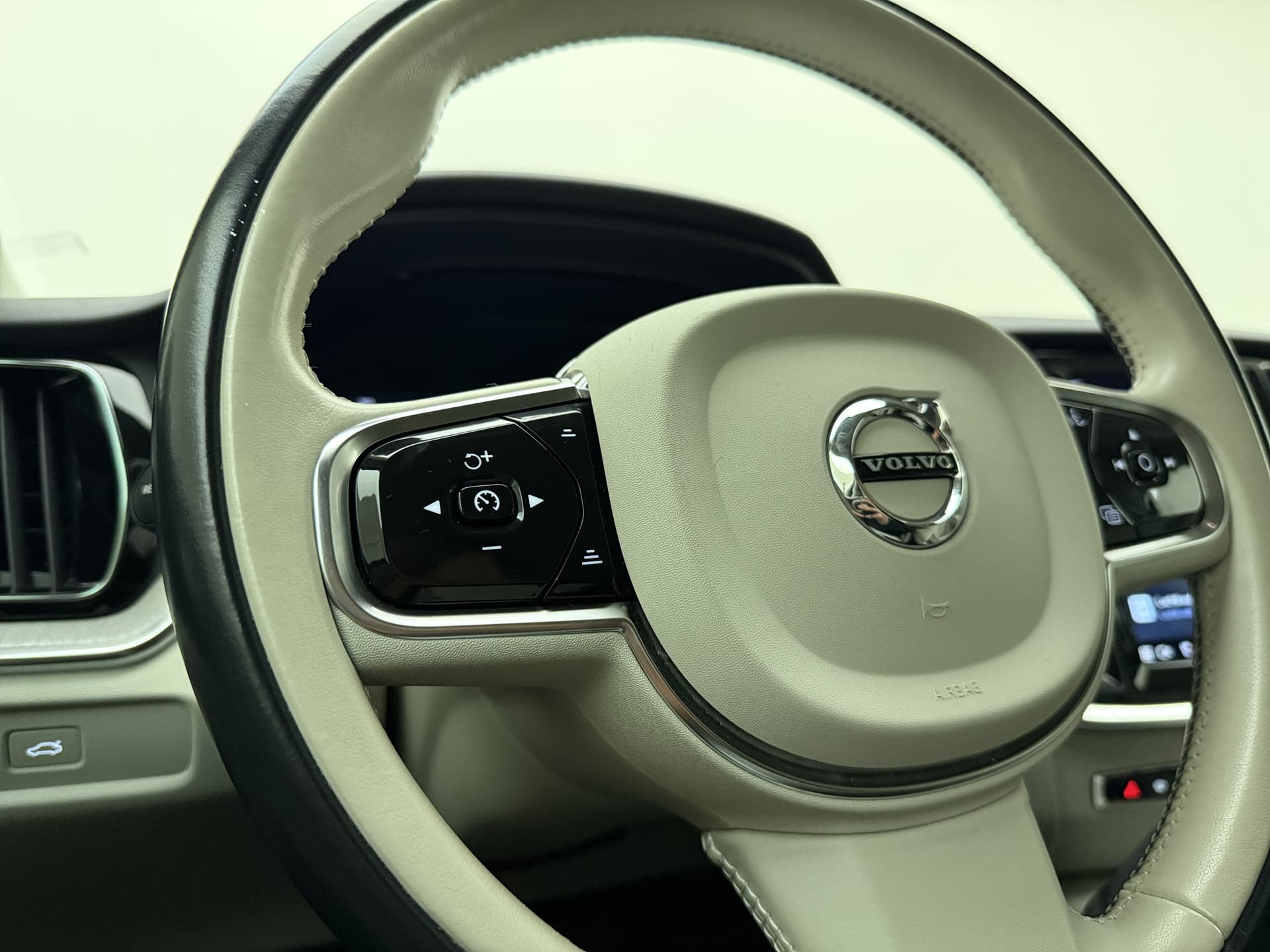 Volvo V60 B4 Automaat Plus Dark / Standkachel / Stoel/- stuurverwarming / Keyles entry / Trekhaak / Camera / thumbnail 24