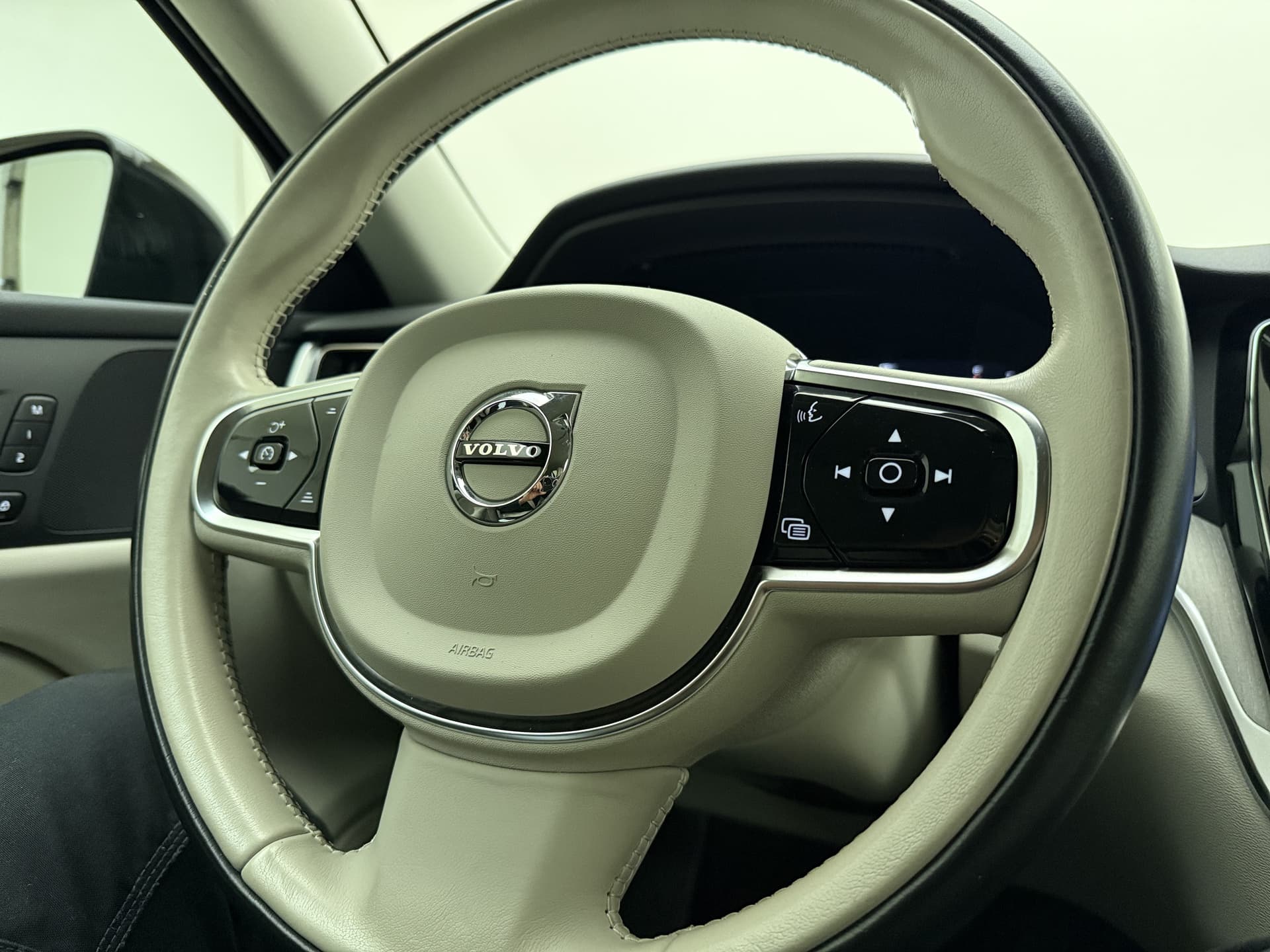 Volvo V60 B4 Automaat Plus Dark / Standkachel / Stoel/- stuurverwarming / Keyles entry / Trekhaak / Camera / thumbnail 26