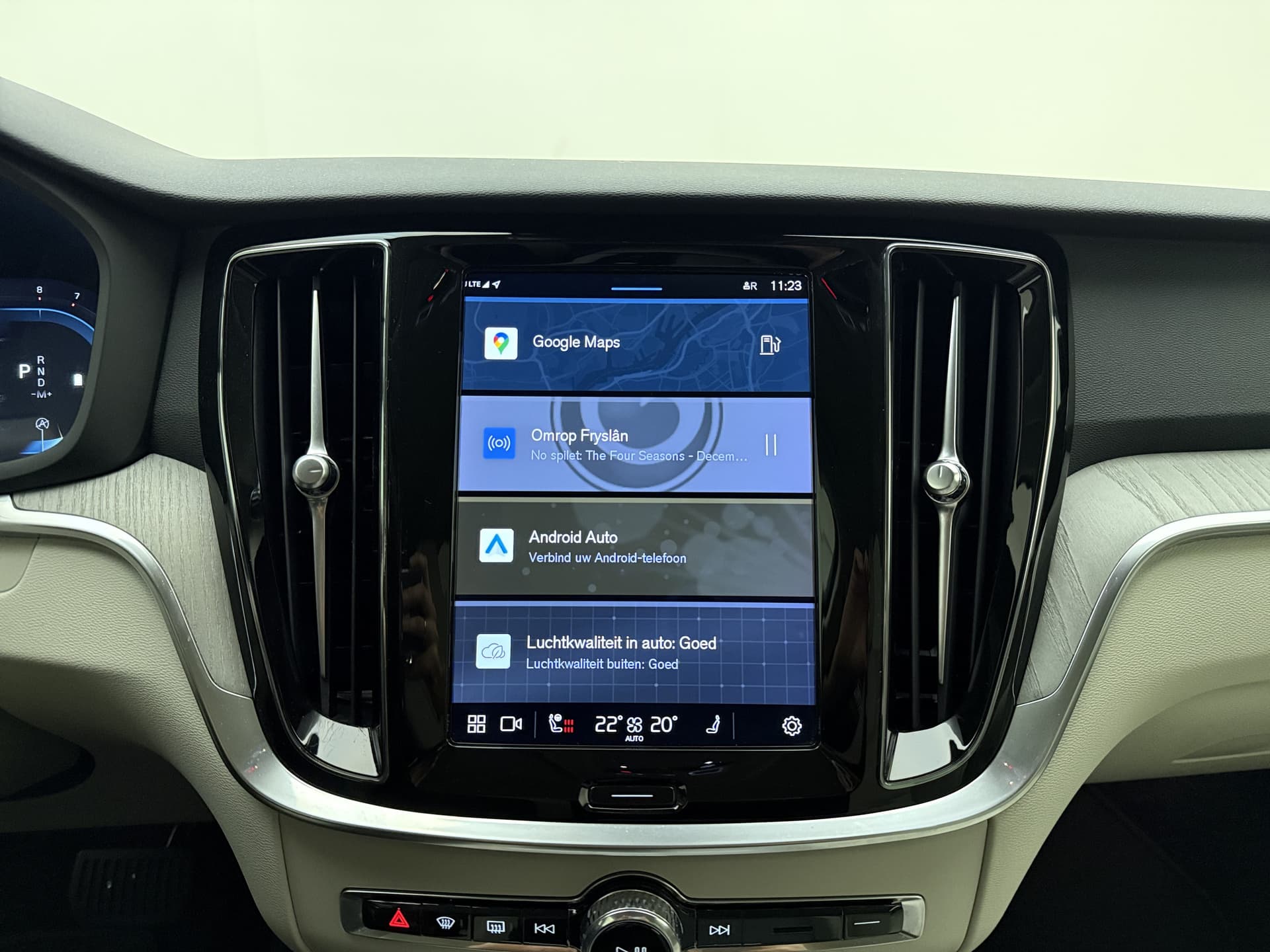 Volvo V60 B4 Automaat Plus Dark / Standkachel / Stoel/- stuurverwarming / Keyles entry / Trekhaak / Camera / thumbnail 27