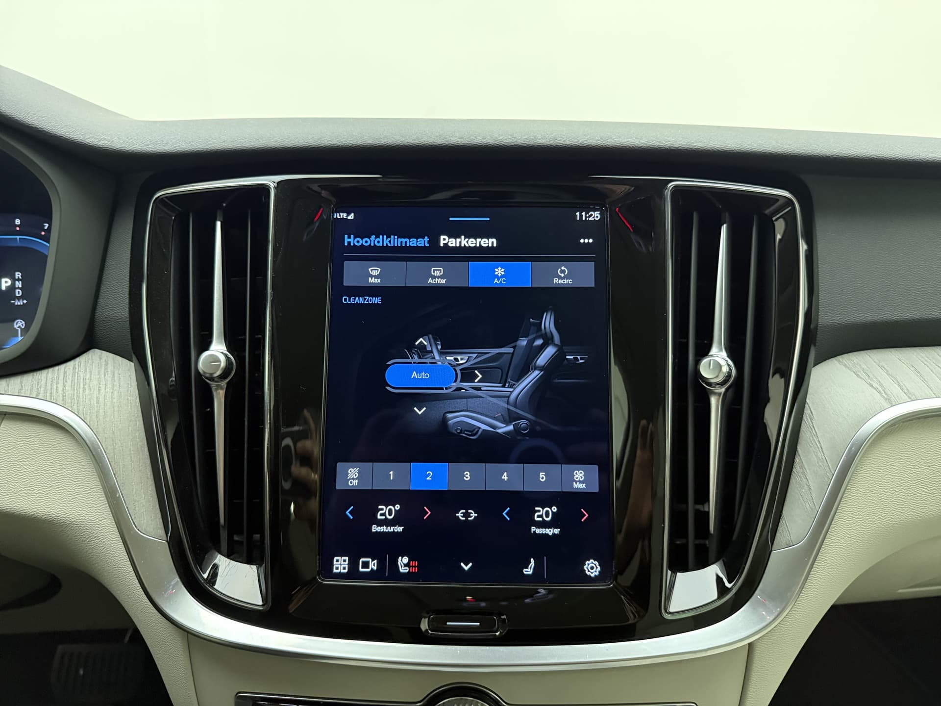 Volvo V60 B4 Automaat Plus Dark / Standkachel / Stoel/- stuurverwarming / Keyles entry / Trekhaak / Camera / thumbnail 30