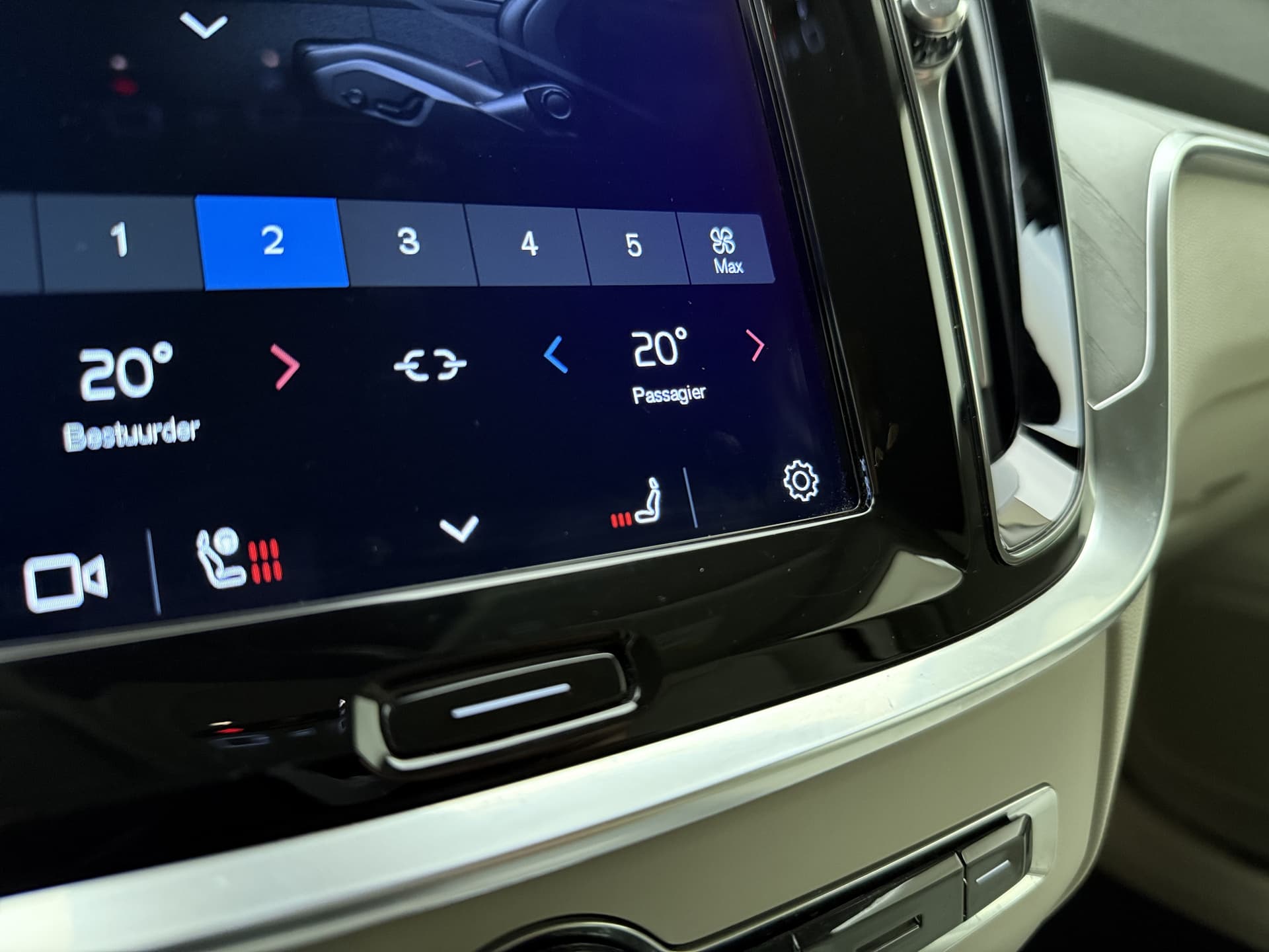 Volvo V60 B4 Automaat Plus Dark / Standkachel / Stoel/- stuurverwarming / Keyles entry / Trekhaak / Camera / thumbnail 32