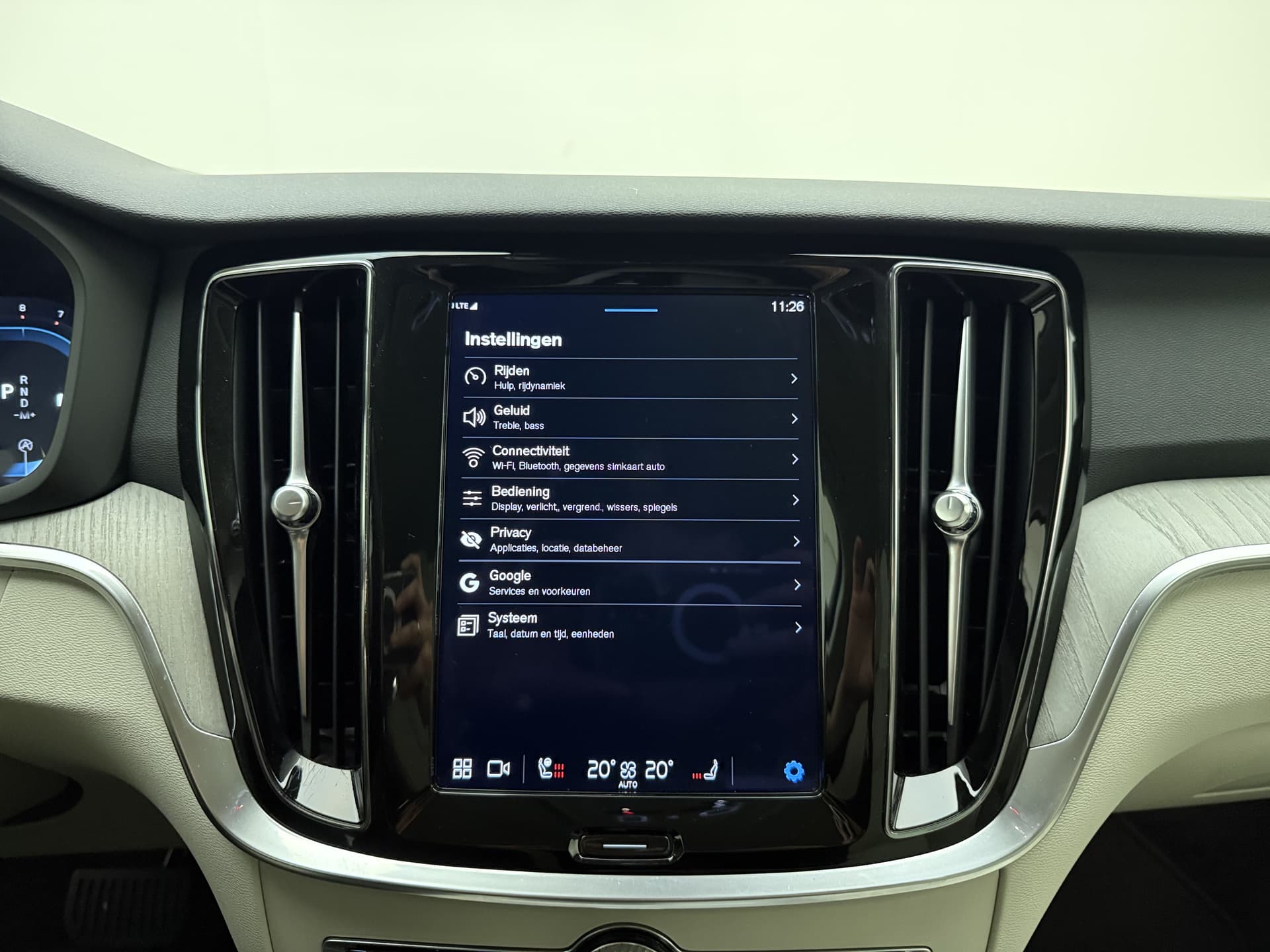 Volvo V60 B4 Automaat Plus Dark / Standkachel / Stoel/- stuurverwarming / Keyles entry / Trekhaak / Camera / thumbnail 35