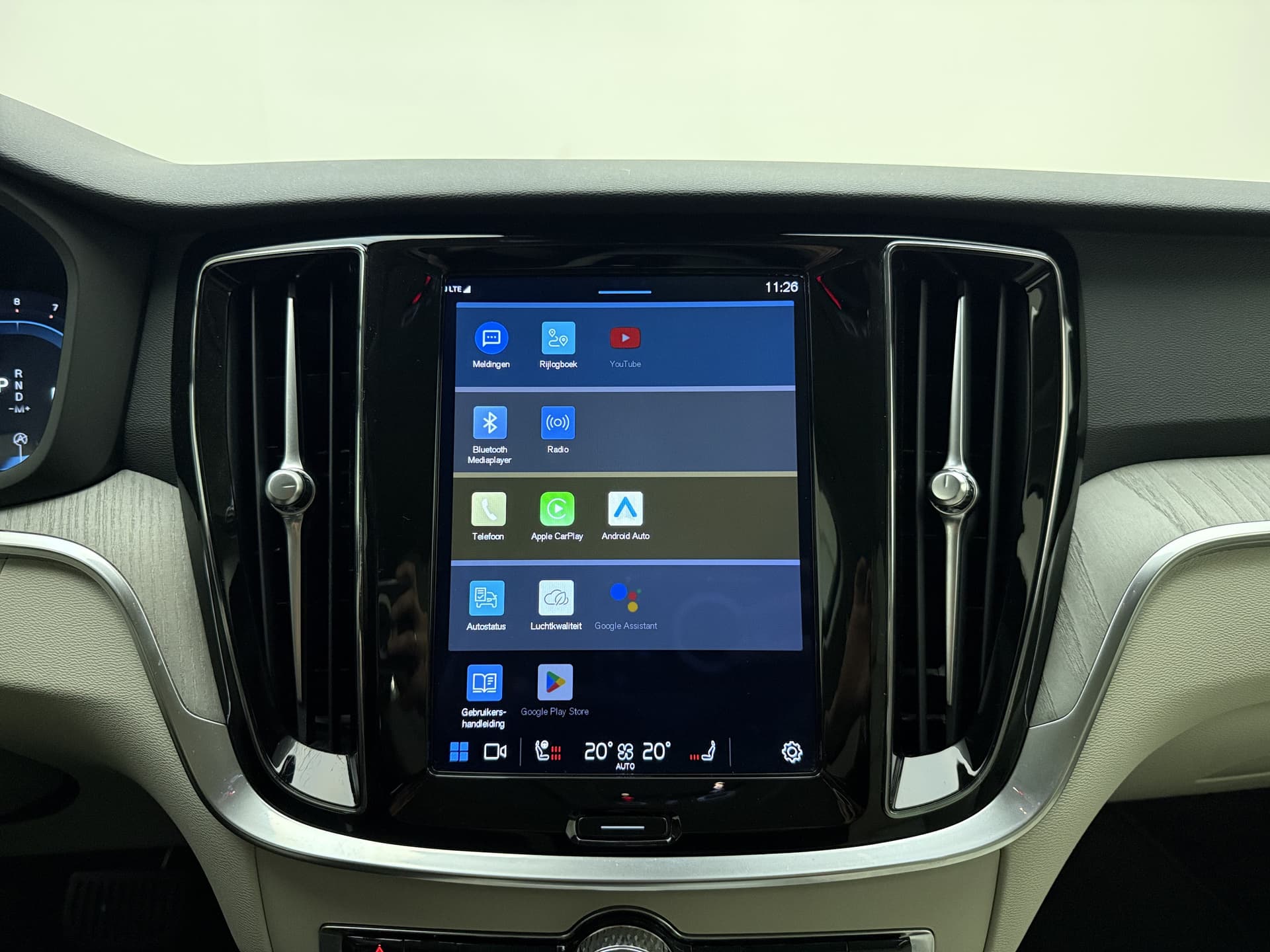 Volvo V60 B4 Automaat Plus Dark / Standkachel / Stoel/- stuurverwarming / Keyles entry / Trekhaak / Camera / thumbnail 37