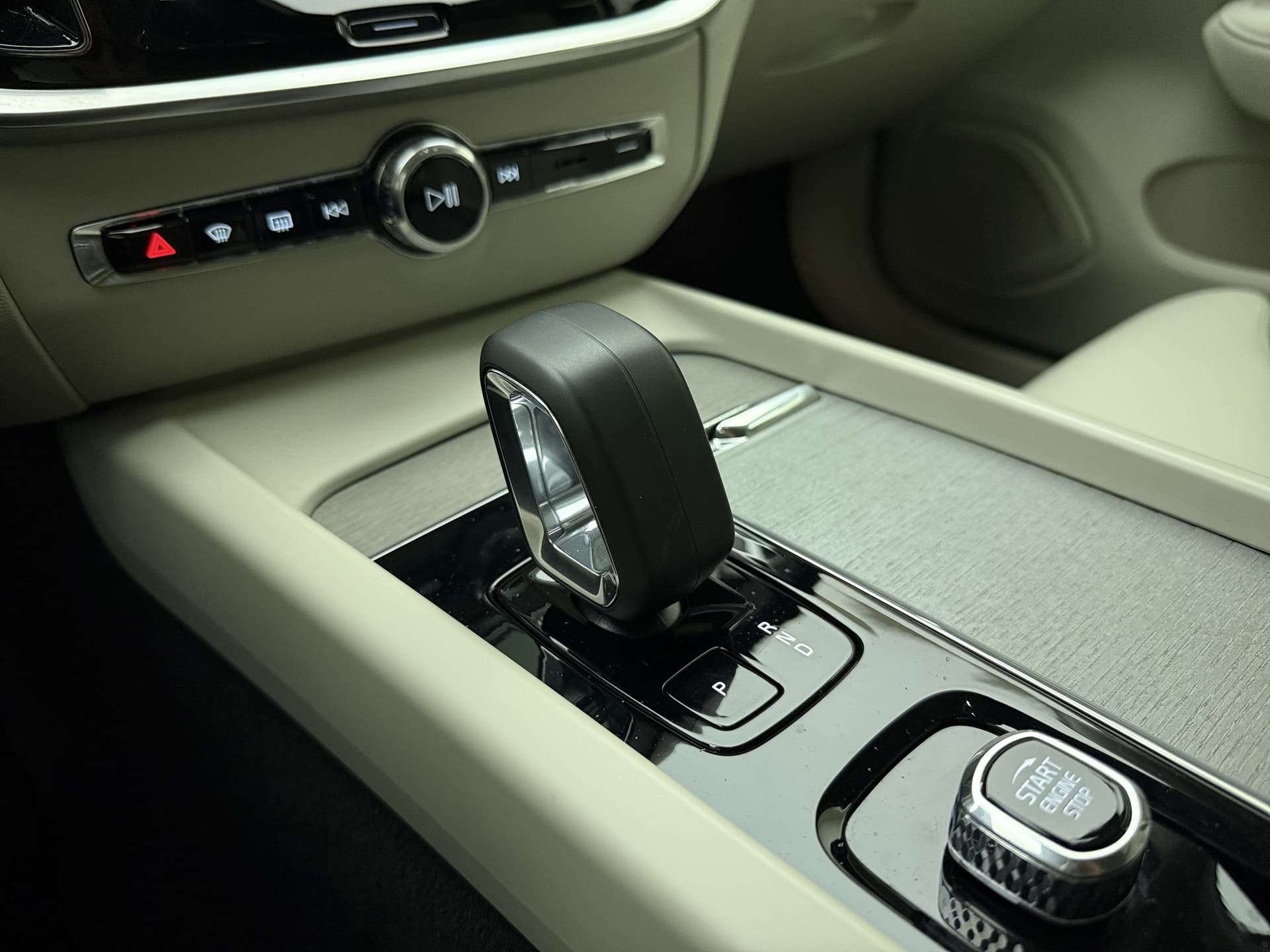 Volvo V60 B4 Automaat Plus Dark / Standkachel / Stoel/- stuurverwarming / Keyles entry / Trekhaak / Camera / thumbnail 38