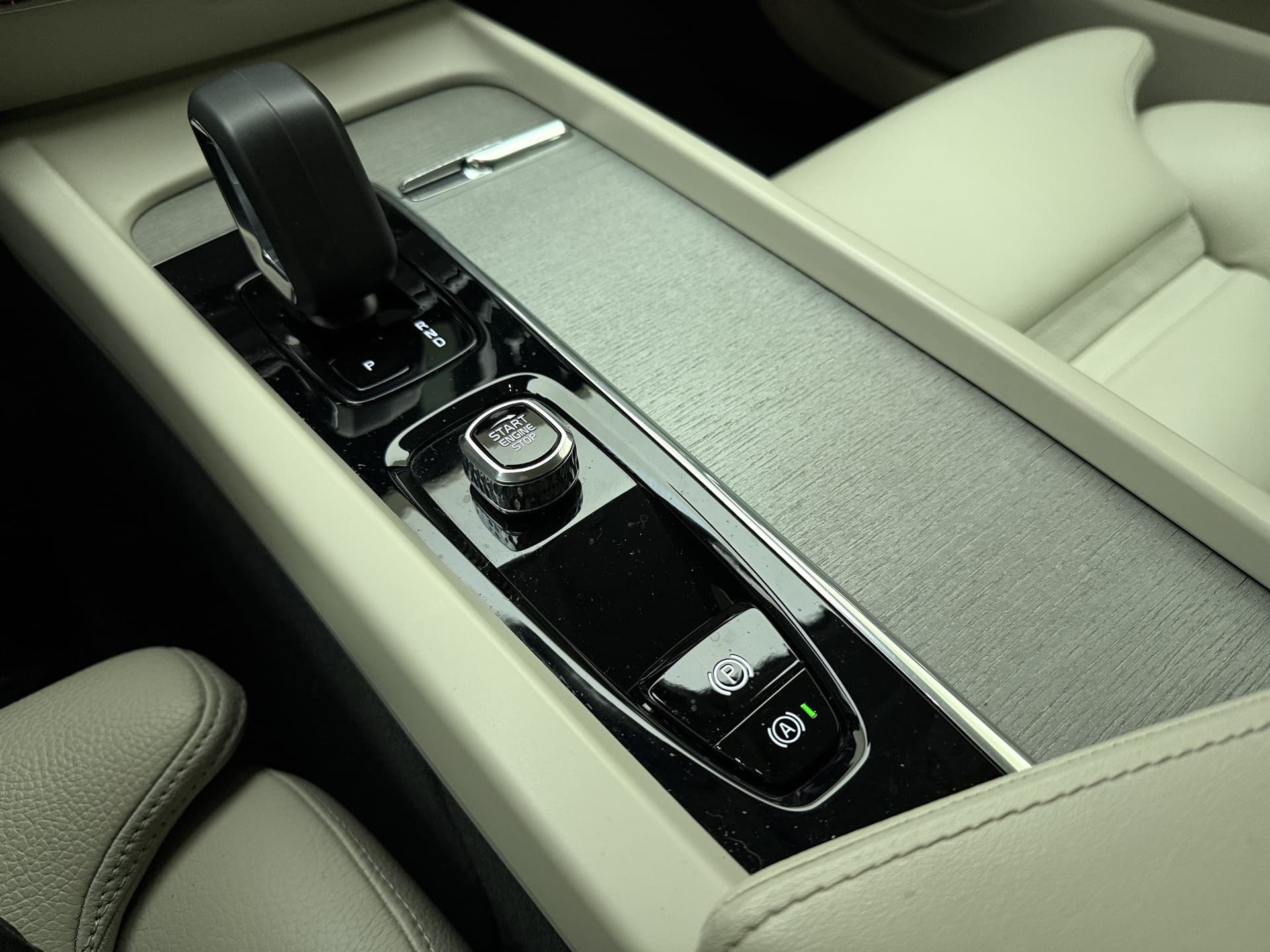 Volvo V60 B4 Automaat Plus Dark / Standkachel / Stoel/- stuurverwarming / Keyles entry / Trekhaak / Camera / thumbnail 39