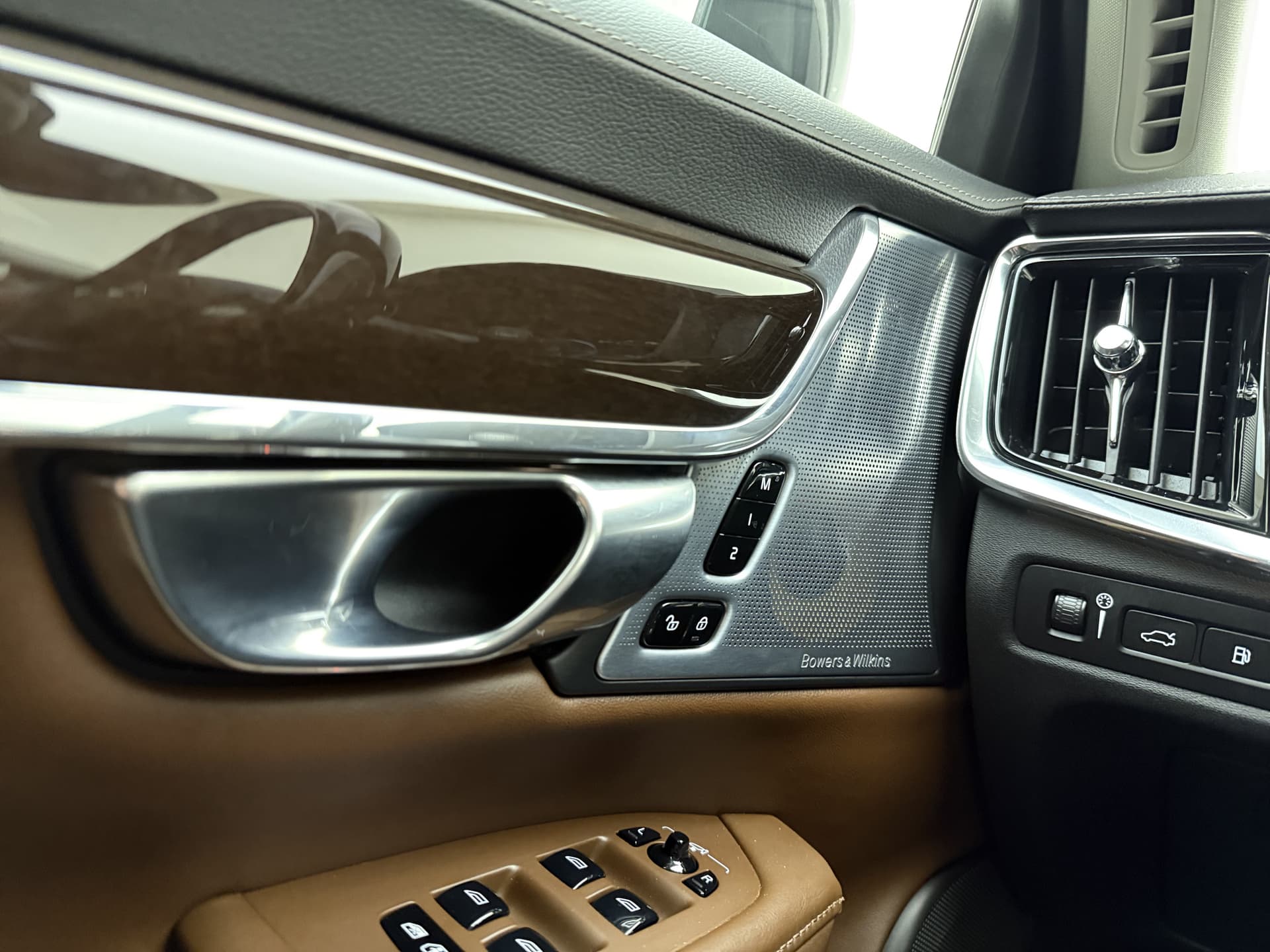 Volvo V90 T8 390pk AWD Inscription / Luchtvering / Bowers&Wilkins Audio / Dubbel glas / 360 Camera / El. Trekhaak / DAB / El. Stoelen / Keyless / Adapt. Cruise / BLIS / Leder thumbnail 20