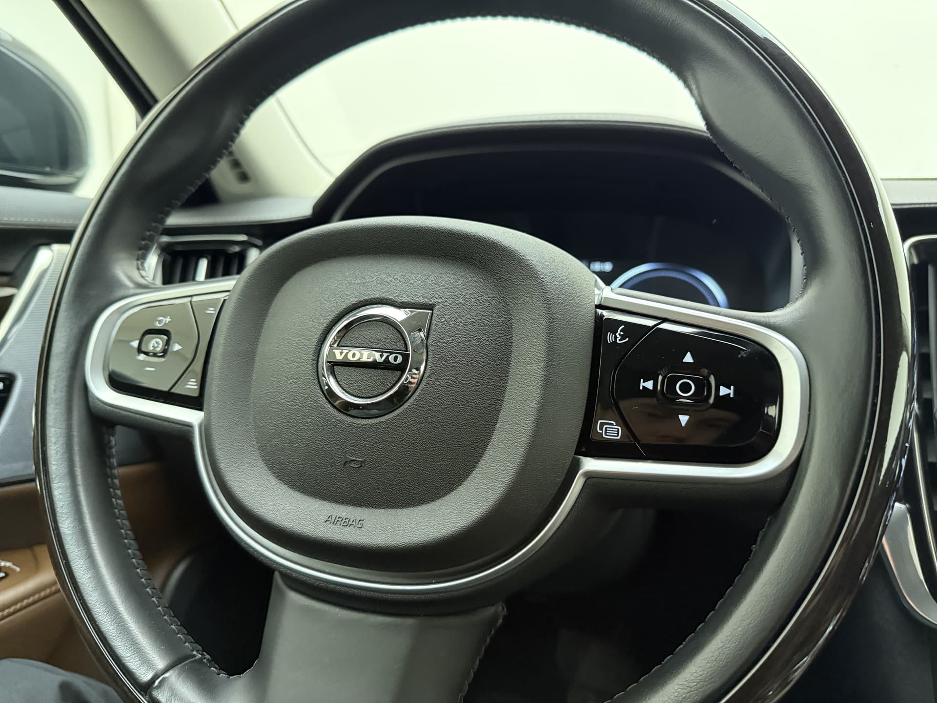 Volvo V90 T8 390pk AWD Inscription / Luchtvering / Bowers&Wilkins Audio / Dubbel glas / 360 Camera / El. Trekhaak / DAB / El. Stoelen / Keyless / Adapt. Cruise / BLIS / Leder thumbnail 36