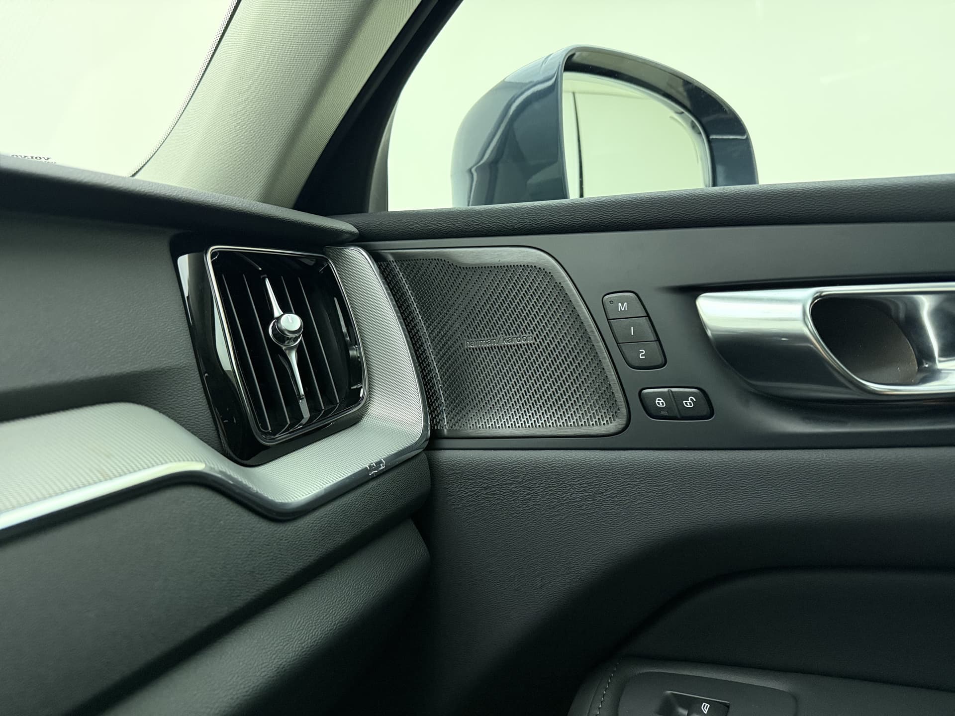 Volvo XC60 T6 350pk AWD Plus Bright / Harman Kardon audio / Camera rondom / Elektrisch verstelbare stoelen / thumbnail 40