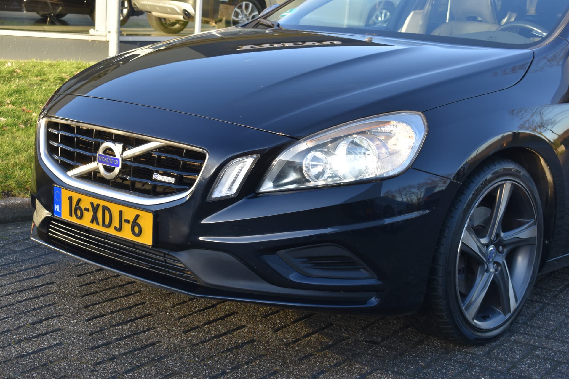 Volvo V60 T3 180PK R-Design thumbnail 4