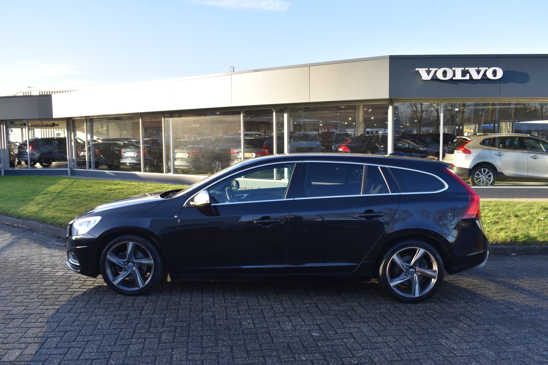 Volvo V60 T3 180PK R-Design thumbnail 8