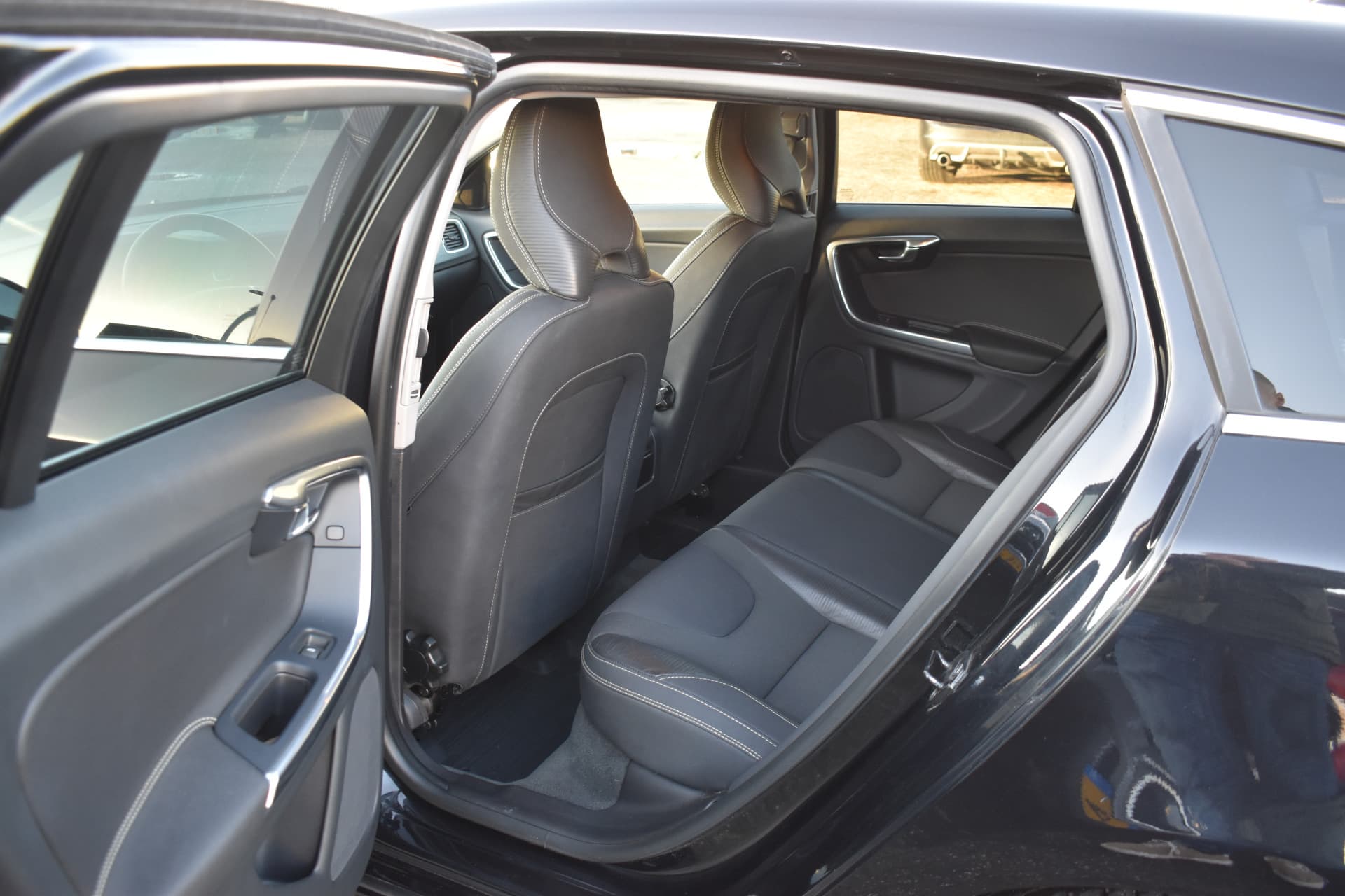 Volvo V60 T3 180PK R-Design thumbnail 16