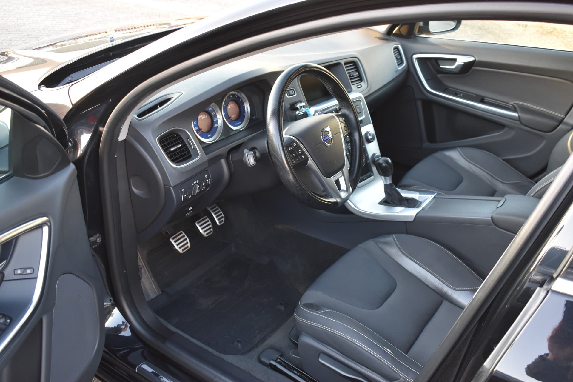 Volvo V60 T3 180PK R-Design thumbnail 19