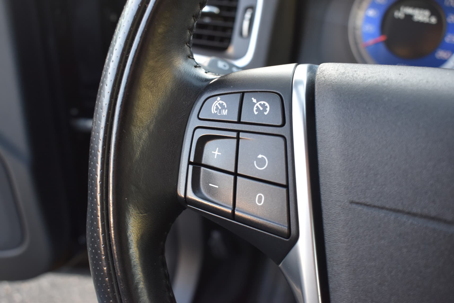 Volvo V60 T3 180PK R-Design thumbnail 23