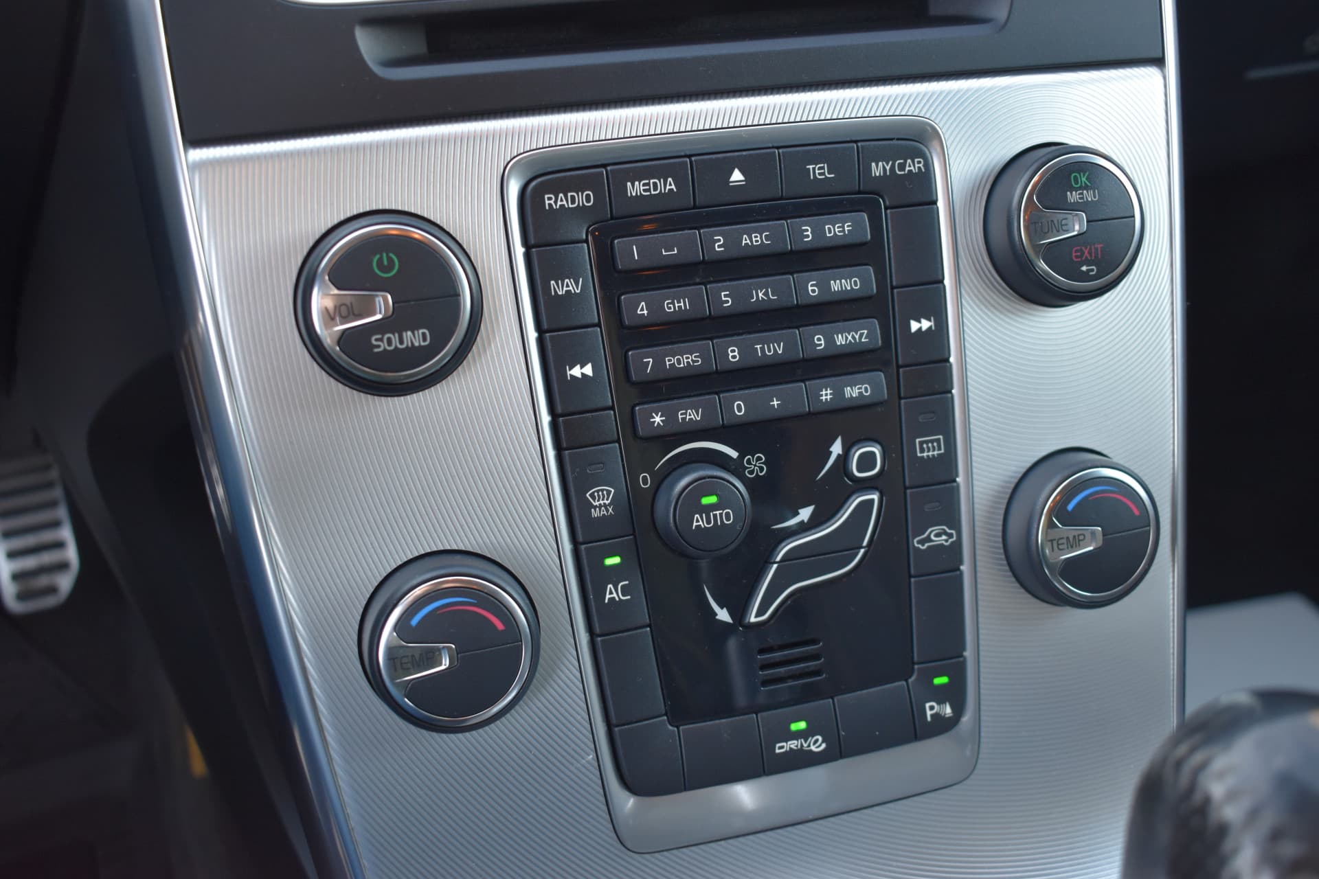 Volvo V60 T3 180PK R-Design thumbnail 30