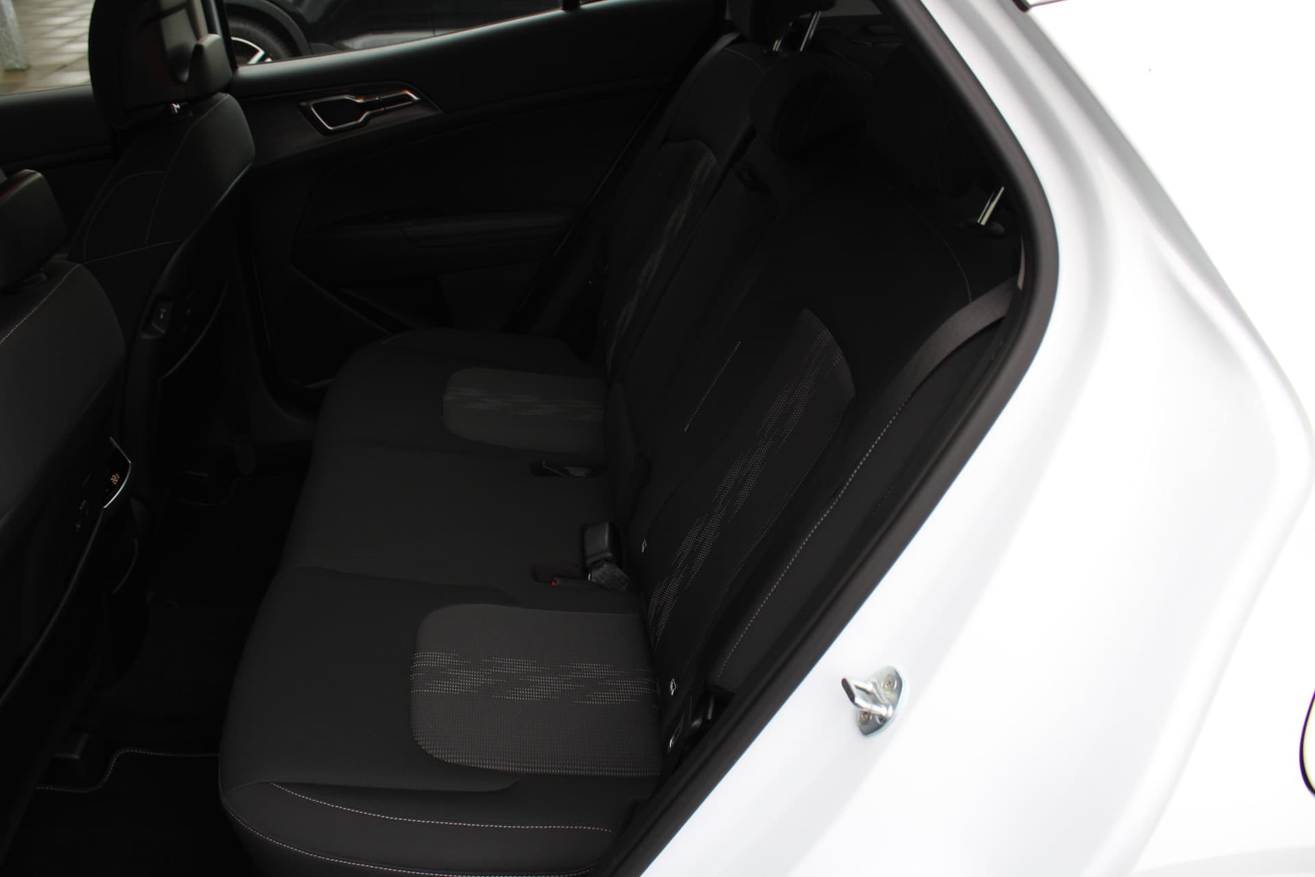 Kia Sportage 1.6 T-GDi MHEV DynamicLine thumbnail 17