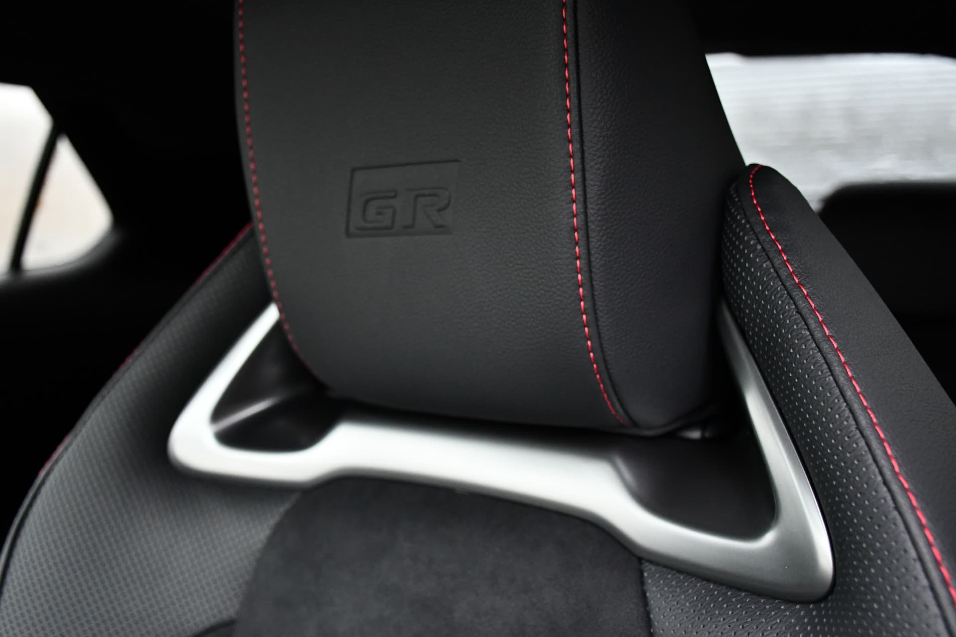 Toyota C-HR 2.0 Plug-in Hybrid 220 Black Edition Automaat 223pk thumbnail 14