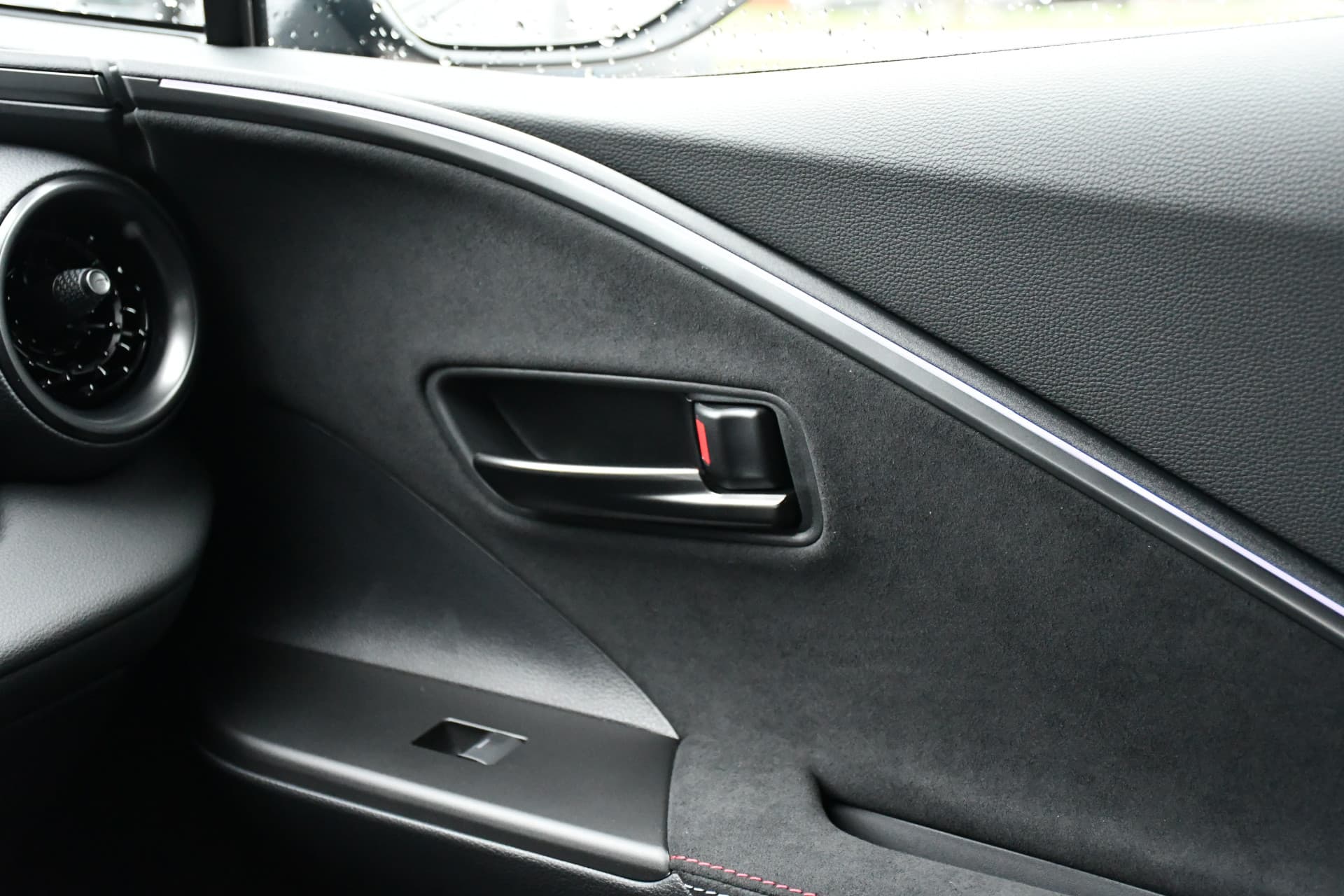 Toyota C-HR 2.0 Plug-in Hybrid 220 Black Edition Automaat 223pk thumbnail 26