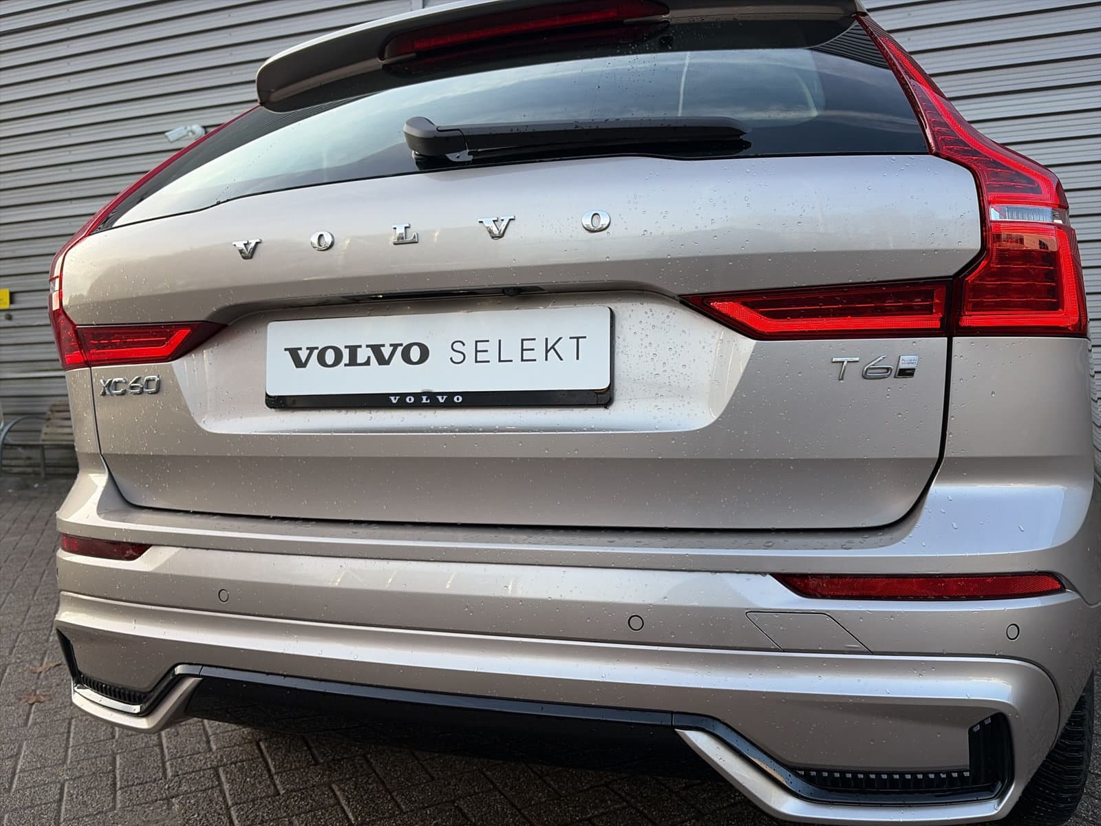 Volvo XC60 2.0 T6 Plug-in hybrid AWD Plus Dark / Panoramadak / elektr. stoelen met geheugen / trekhaak / thumbnail 5