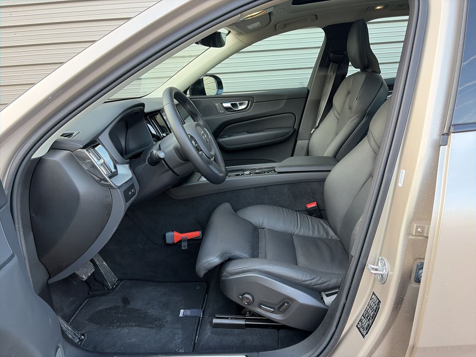 Volvo XC60 2.0 T6 Plug-in hybrid AWD Plus Dark / Panoramadak / elektr. stoelen met geheugen / trekhaak / thumbnail 8