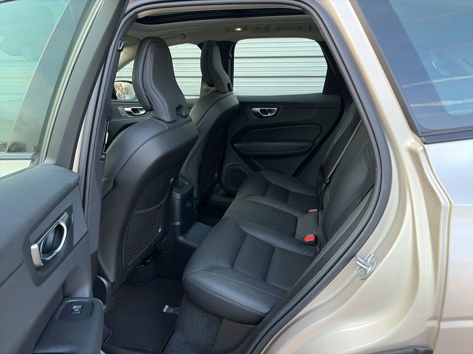 Volvo XC60 2.0 T6 Plug-in hybrid AWD Plus Dark / Panoramadak / elektr. stoelen met geheugen / trekhaak / thumbnail 12