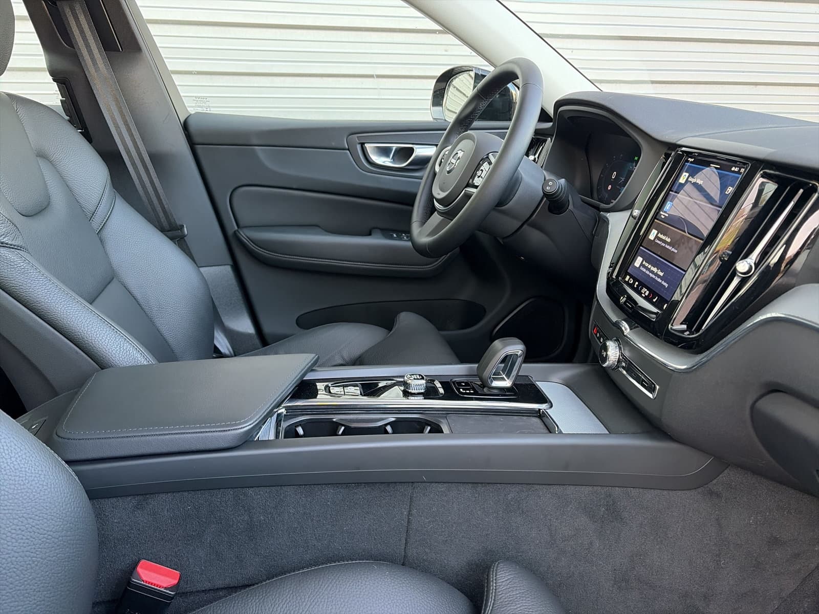 Volvo XC60 2.0 T6 Plug-in hybrid AWD Plus Dark / Panoramadak / elektr. stoelen met geheugen / trekhaak / thumbnail 17