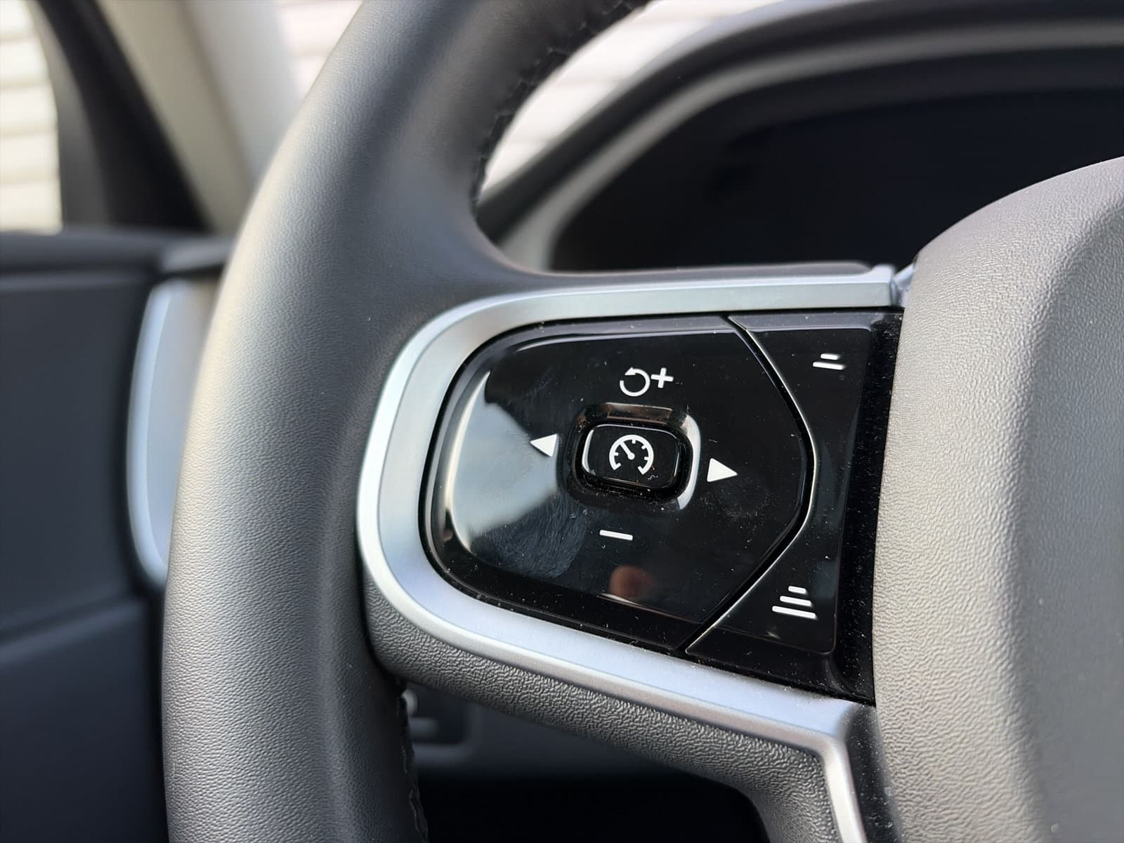 Volvo XC60 2.0 T6 Plug-in hybrid AWD Plus Dark / Panoramadak / elektr. stoelen met geheugen / trekhaak / thumbnail 20