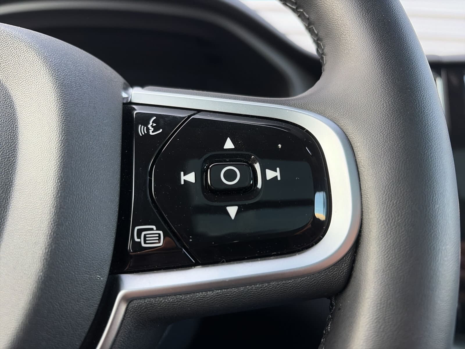 Volvo XC60 2.0 T6 Plug-in hybrid AWD Plus Dark / Panoramadak / elektr. stoelen met geheugen / trekhaak / thumbnail 21