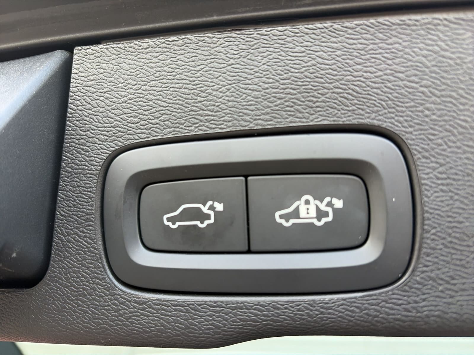 Volvo XC60 2.0 T6 Plug-in hybrid AWD Plus Dark / Panoramadak / elektr. stoelen met geheugen / trekhaak / thumbnail 22