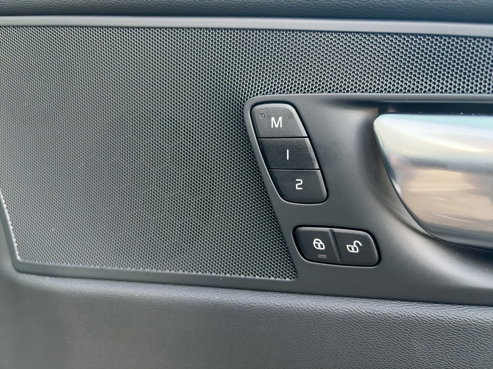 Volvo XC60 2.0 T6 Plug-in hybrid AWD Plus Dark / Panoramadak / elektr. stoelen met geheugen / trekhaak / thumbnail 24