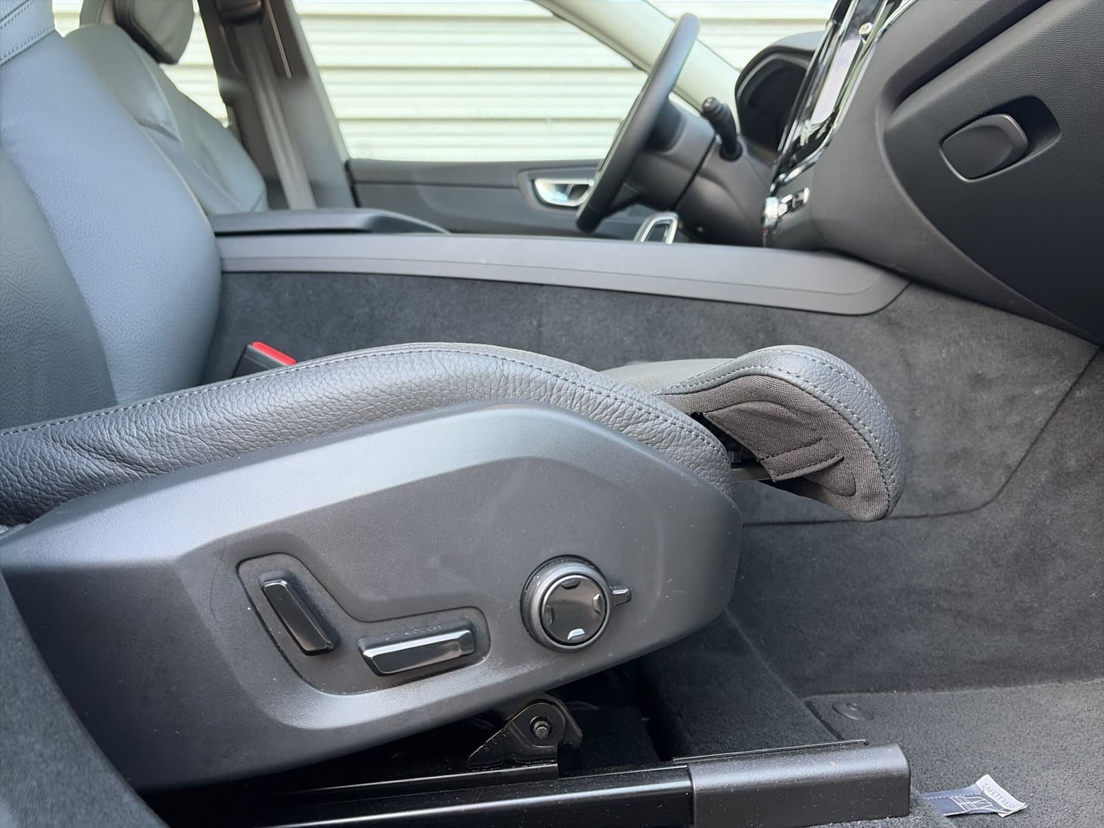 Volvo XC60 2.0 T6 Plug-in hybrid AWD Plus Dark / Panoramadak / elektr. stoelen met geheugen / trekhaak / thumbnail 25