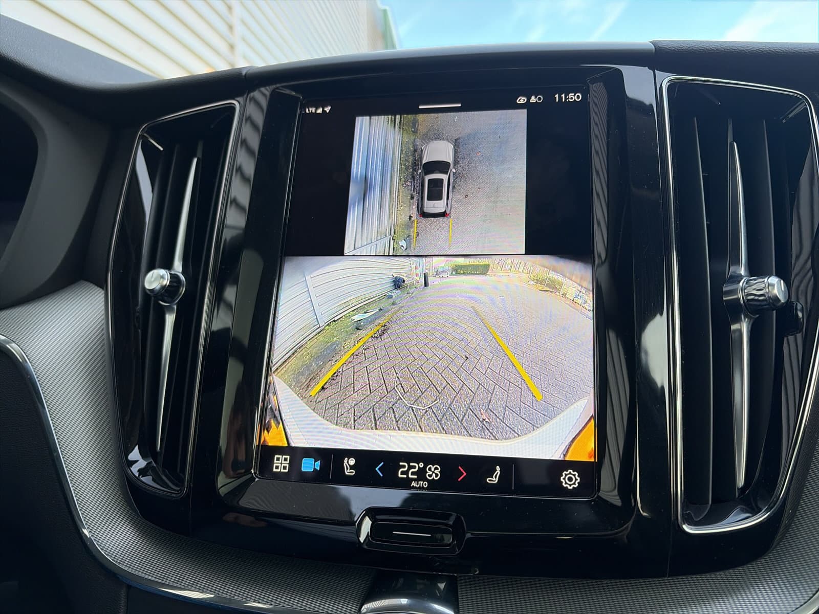 Volvo XC60 2.0 T6 Plug-in hybrid AWD Plus Dark / Panoramadak / elektr. stoelen met geheugen / trekhaak / thumbnail 27