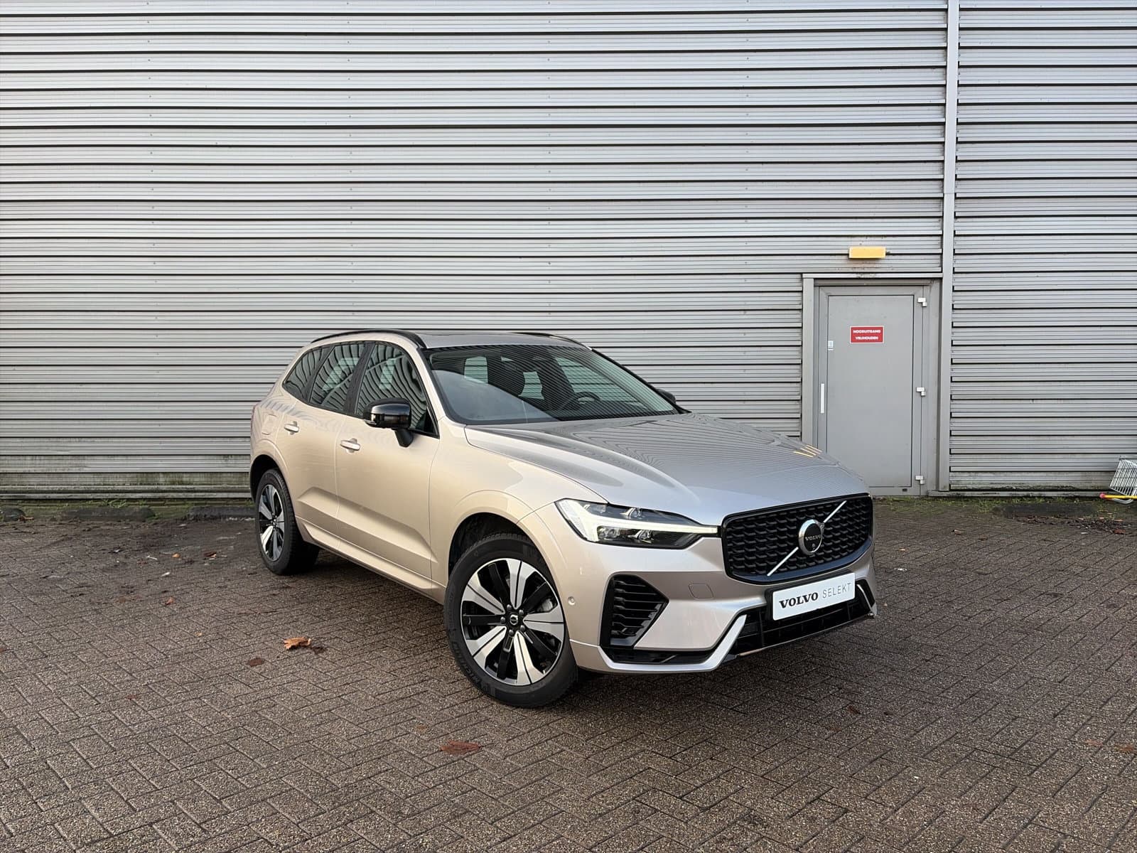 Volvo XC60 2.0 T6 Plug-in hybrid AWD Plus Dark / Panoramadak / elektr. stoelen met geheugen / trekhaak / thumbnail 31