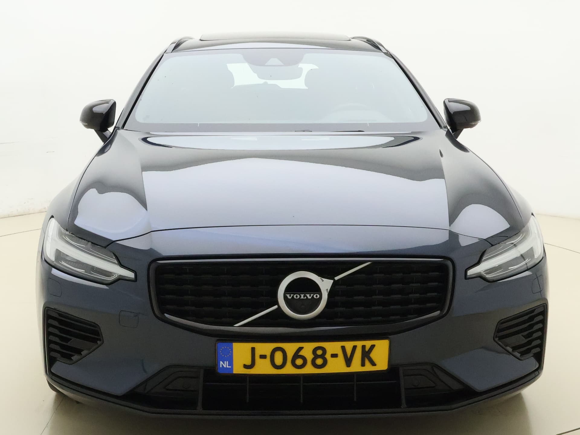 Volvo V60 T6 340pk AWD R-Design / Head-Up / Panoramadak / 360 Camera / Full-LED / Harman&Kardon / El. Sportstoelen / Keyless / Trekhaak / ACC / BLIS / DAB / El. Achterklep / thumbnail 3
