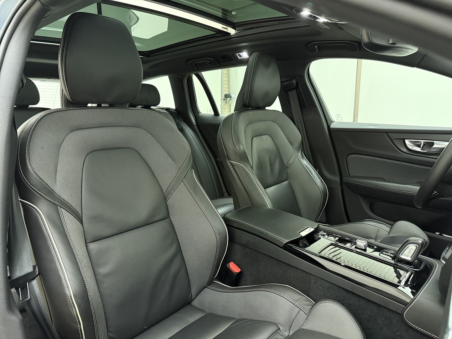 Volvo V60 T6 340pk AWD R-Design / Head-Up / Panoramadak / 360 Camera / Full-LED / Harman&Kardon / El. Sportstoelen / Keyless / Trekhaak / ACC / BLIS / DAB / El. Achterklep / thumbnail 4