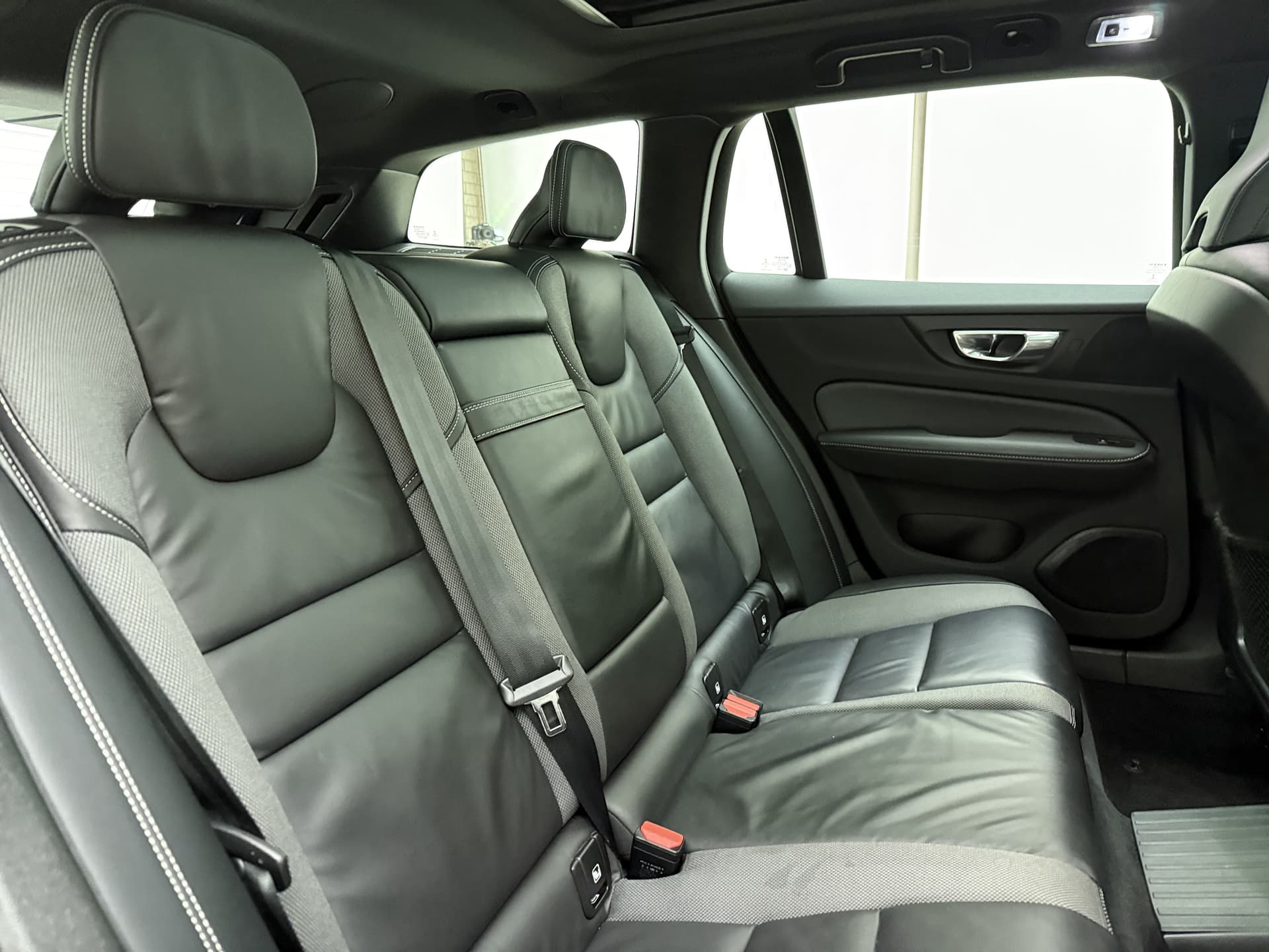 Volvo V60 T6 340pk AWD R-Design / Head-Up / Panoramadak / 360 Camera / Full-LED / Harman&Kardon / El. Sportstoelen / Keyless / Trekhaak / ACC / BLIS / DAB / El. Achterklep / thumbnail 6