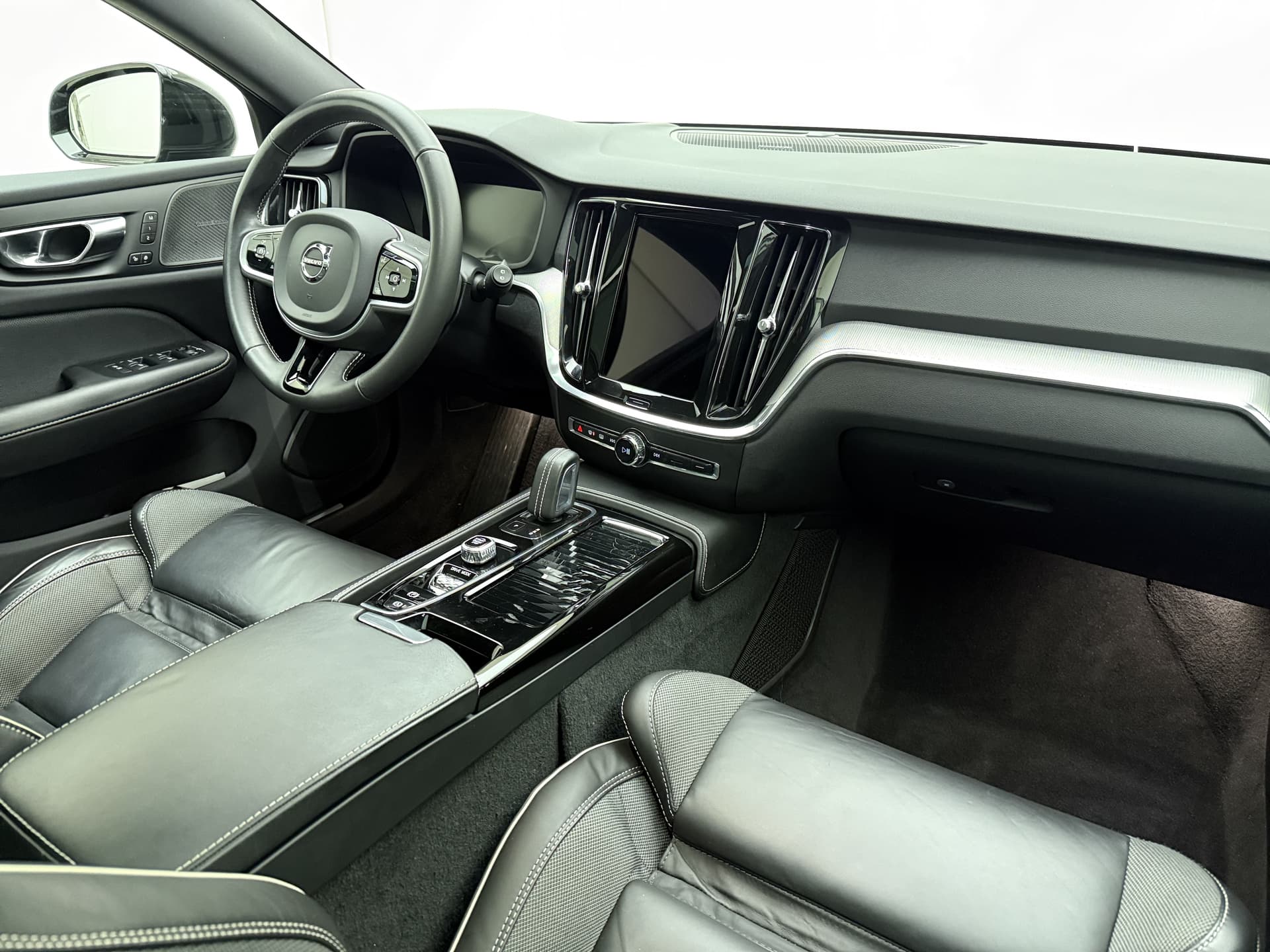 Volvo V60 T6 340pk AWD R-Design / Head-Up / Panoramadak / 360 Camera / Full-LED / Harman&Kardon / El. Sportstoelen / Keyless / Trekhaak / ACC / BLIS / DAB / El. Achterklep / thumbnail 10