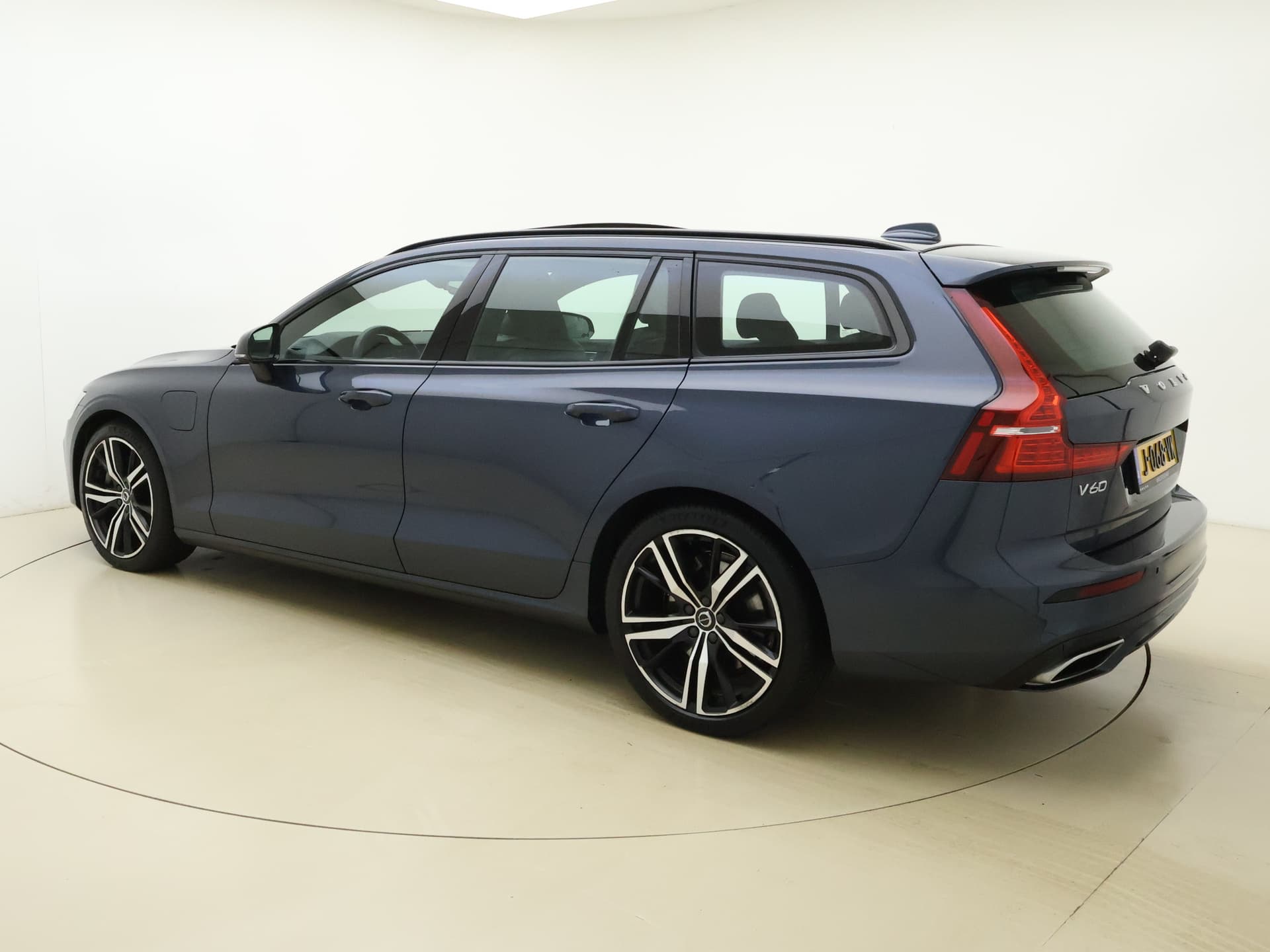 Volvo V60 T6 340pk AWD R-Design / Head-Up / Panoramadak / 360 Camera / Full-LED / Harman&Kardon / El. Sportstoelen / Keyless / Trekhaak / ACC / BLIS / DAB / El. Achterklep / thumbnail 20