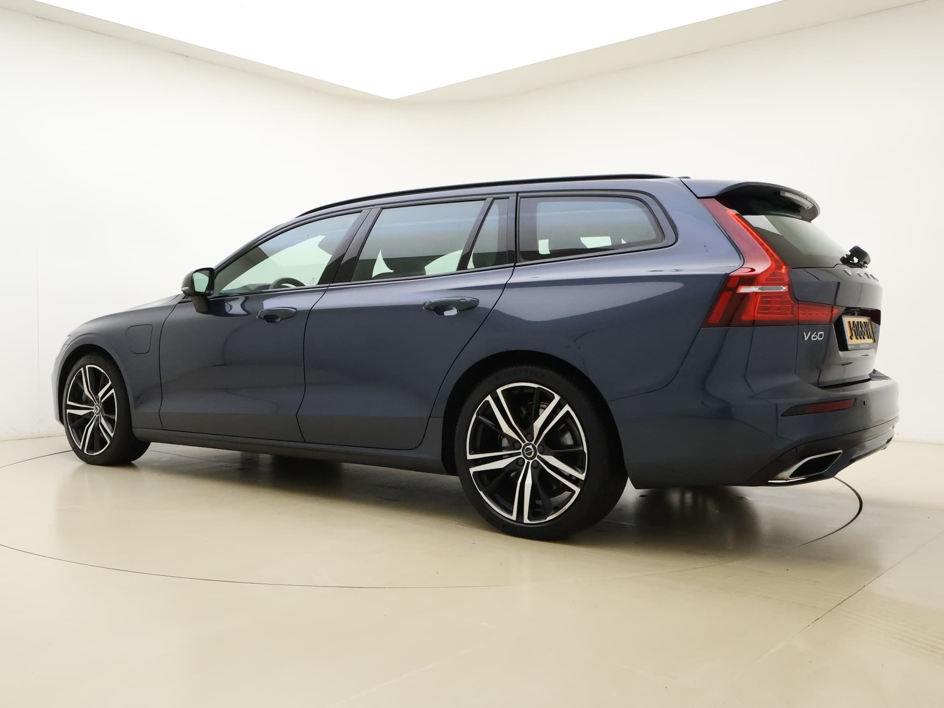 Volvo V60 T6 340pk AWD R-Design / Head-Up / Panoramadak / 360 Camera / Full-LED / Harman&Kardon / El. Sportstoelen / Keyless / Trekhaak / ACC / BLIS / DAB / El. Achterklep / thumbnail 24