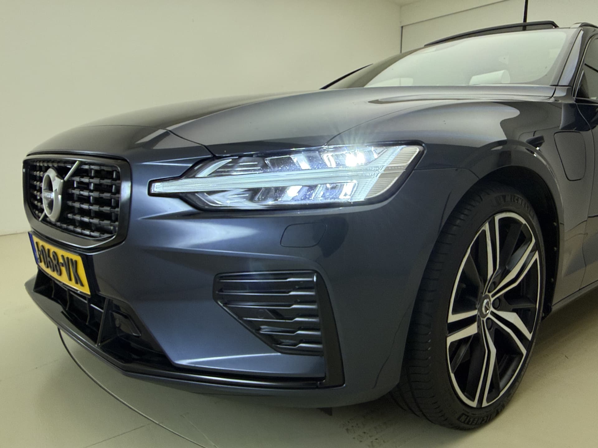 Volvo V60 T6 340pk AWD R-Design / Head-Up / Panoramadak / 360 Camera / Full-LED / Harman&Kardon / El. Sportstoelen / Keyless / Trekhaak / ACC / BLIS / DAB / El. Achterklep / thumbnail 30