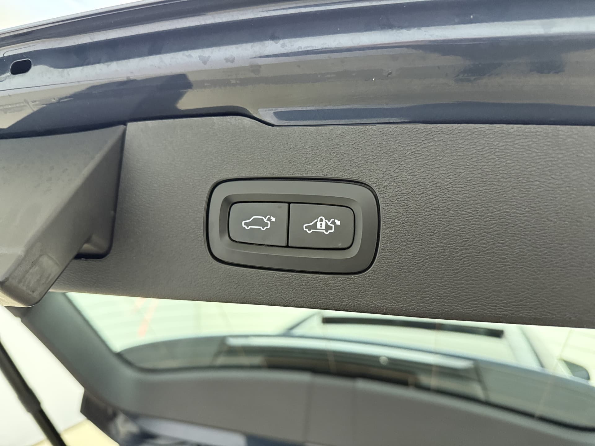 Volvo V60 T6 340pk AWD R-Design / Head-Up / Panoramadak / 360 Camera / Full-LED / Harman&Kardon / El. Sportstoelen / Keyless / Trekhaak / ACC / BLIS / DAB / El. Achterklep / thumbnail 31