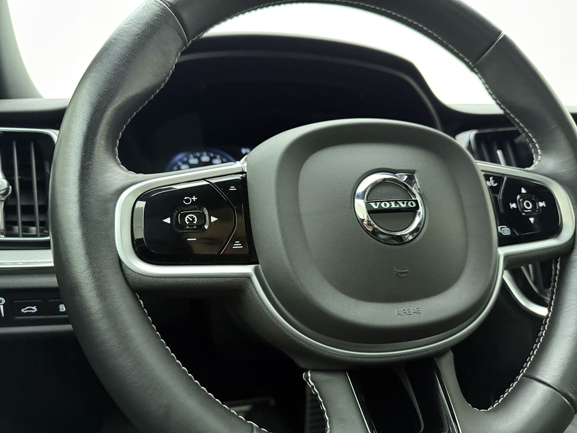 Volvo V60 T6 340pk AWD R-Design / Head-Up / Panoramadak / 360 Camera / Full-LED / Harman&Kardon / El. Sportstoelen / Keyless / Trekhaak / ACC / BLIS / DAB / El. Achterklep / thumbnail 37