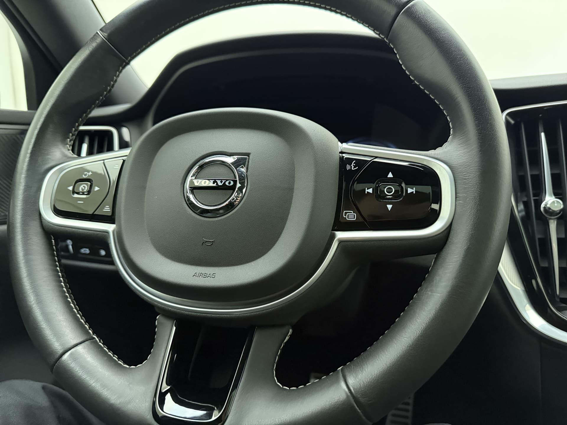 Volvo V60 T6 340pk AWD R-Design / Head-Up / Panoramadak / 360 Camera / Full-LED / Harman&Kardon / El. Sportstoelen / Keyless / Trekhaak / ACC / BLIS / DAB / El. Achterklep / thumbnail 38