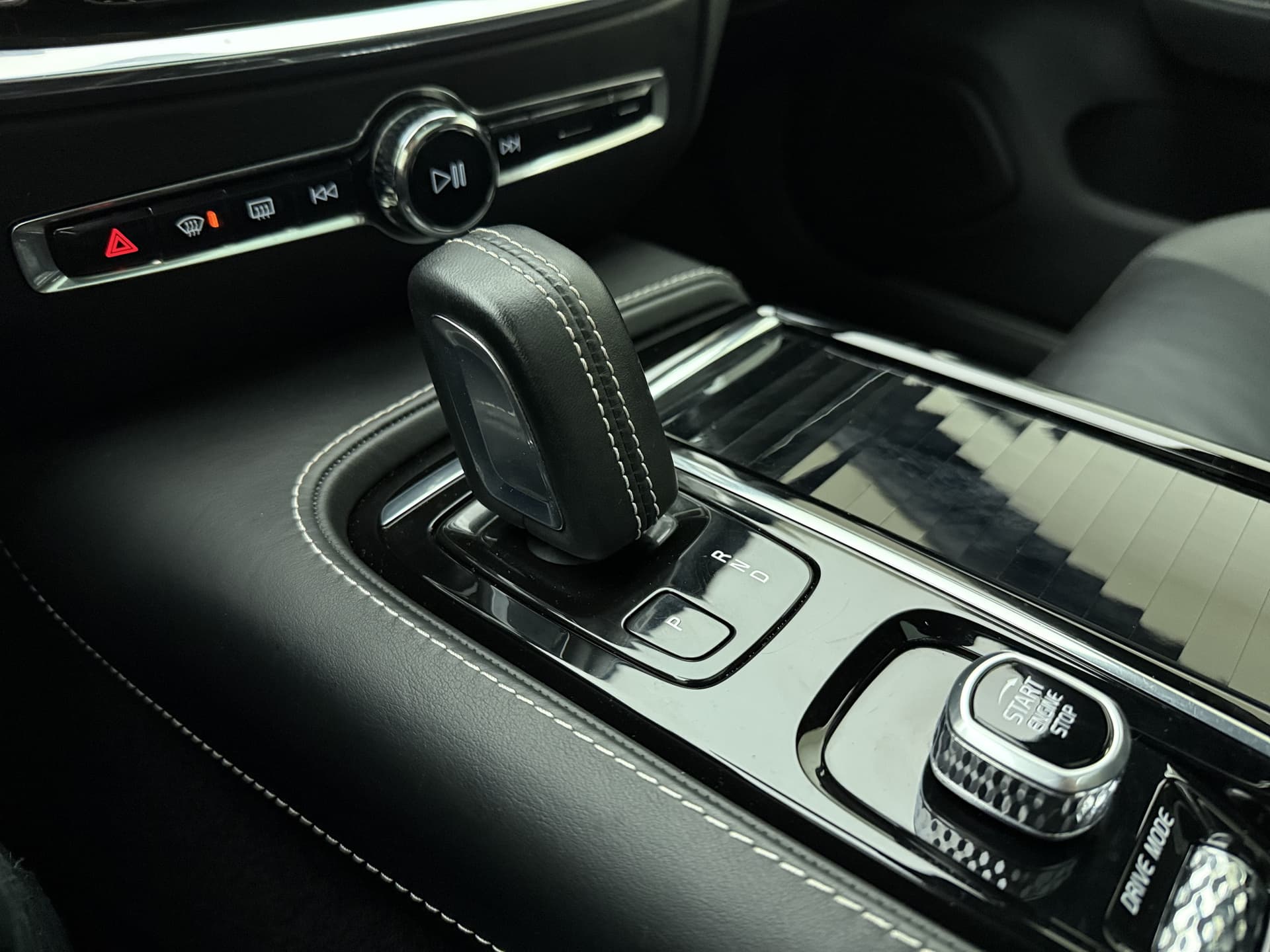 Volvo V60 T6 340pk AWD R-Design / Head-Up / Panoramadak / 360 Camera / Full-LED / Harman&Kardon / El. Sportstoelen / Keyless / Trekhaak / ACC / BLIS / DAB / El. Achterklep / thumbnail 45