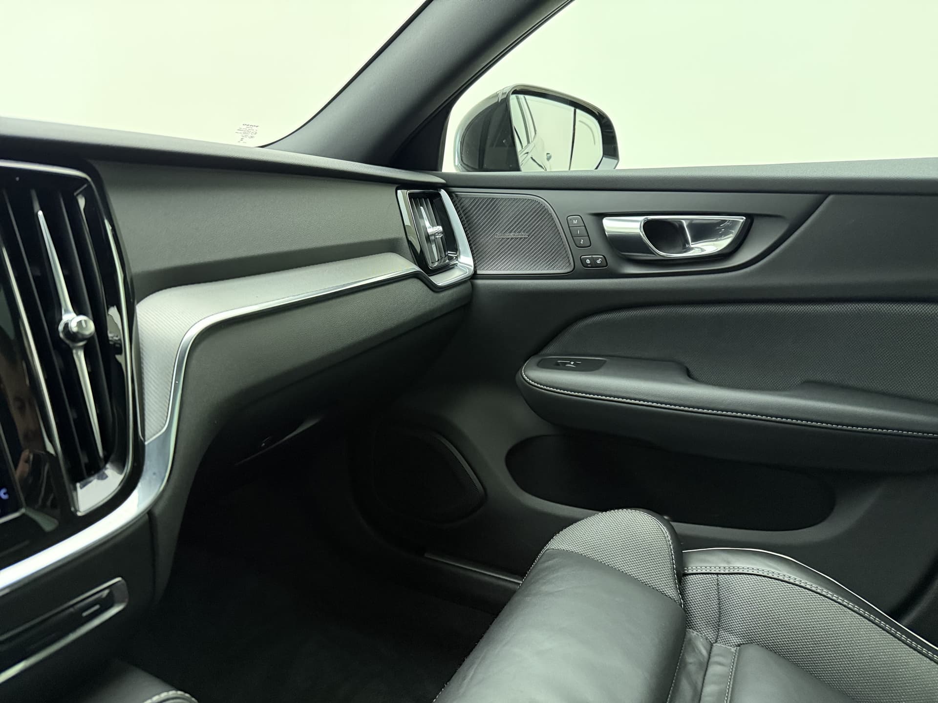 Volvo V60 T6 340pk AWD R-Design / Head-Up / Panoramadak / 360 Camera / Full-LED / Harman&Kardon / El. Sportstoelen / Keyless / Trekhaak / ACC / BLIS / DAB / El. Achterklep / thumbnail 49