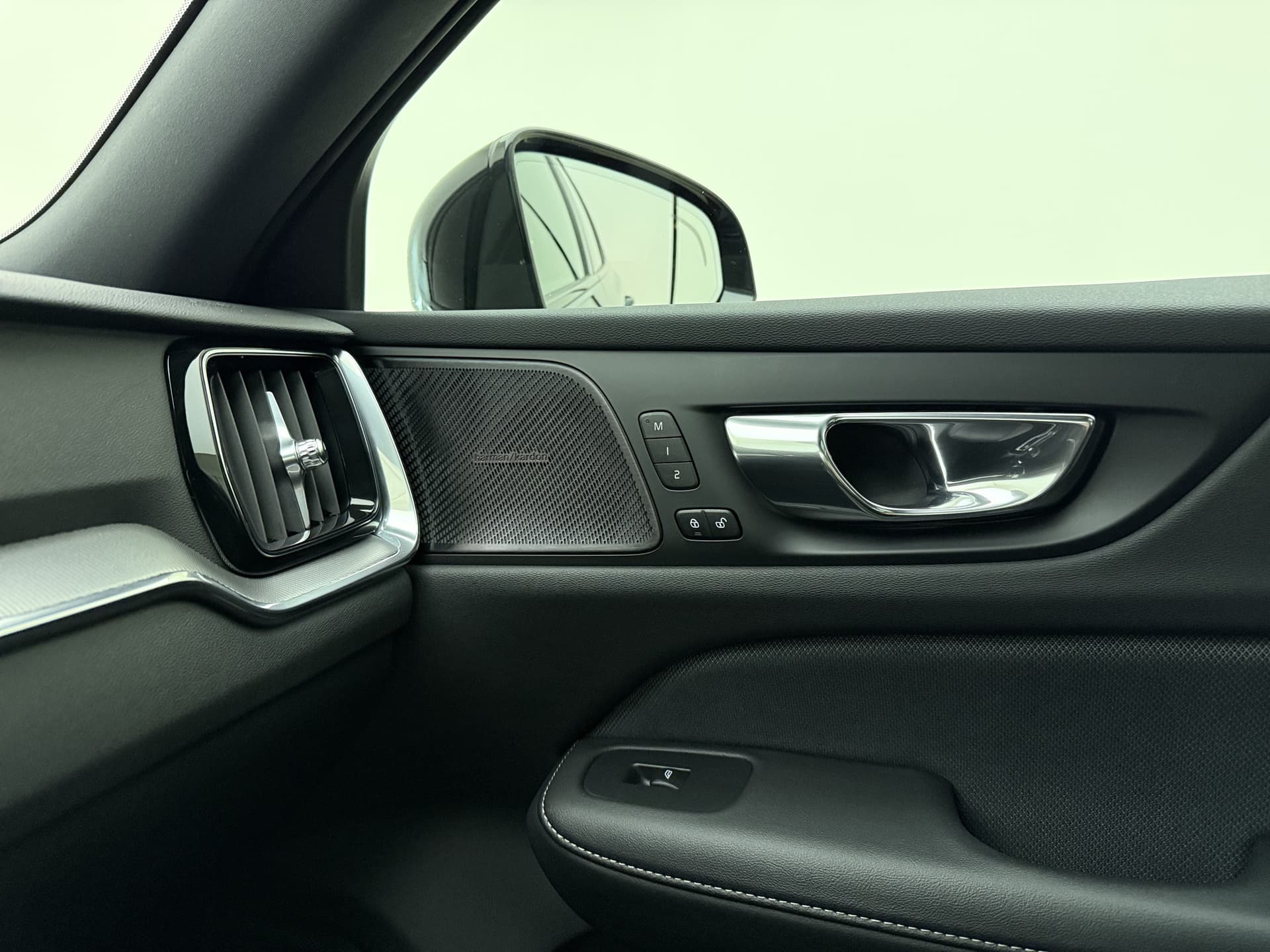 Volvo V60 T6 340pk AWD R-Design / Head-Up / Panoramadak / 360 Camera / Full-LED / Harman&Kardon / El. Sportstoelen / Keyless / Trekhaak / ACC / BLIS / DAB / El. Achterklep / thumbnail 50