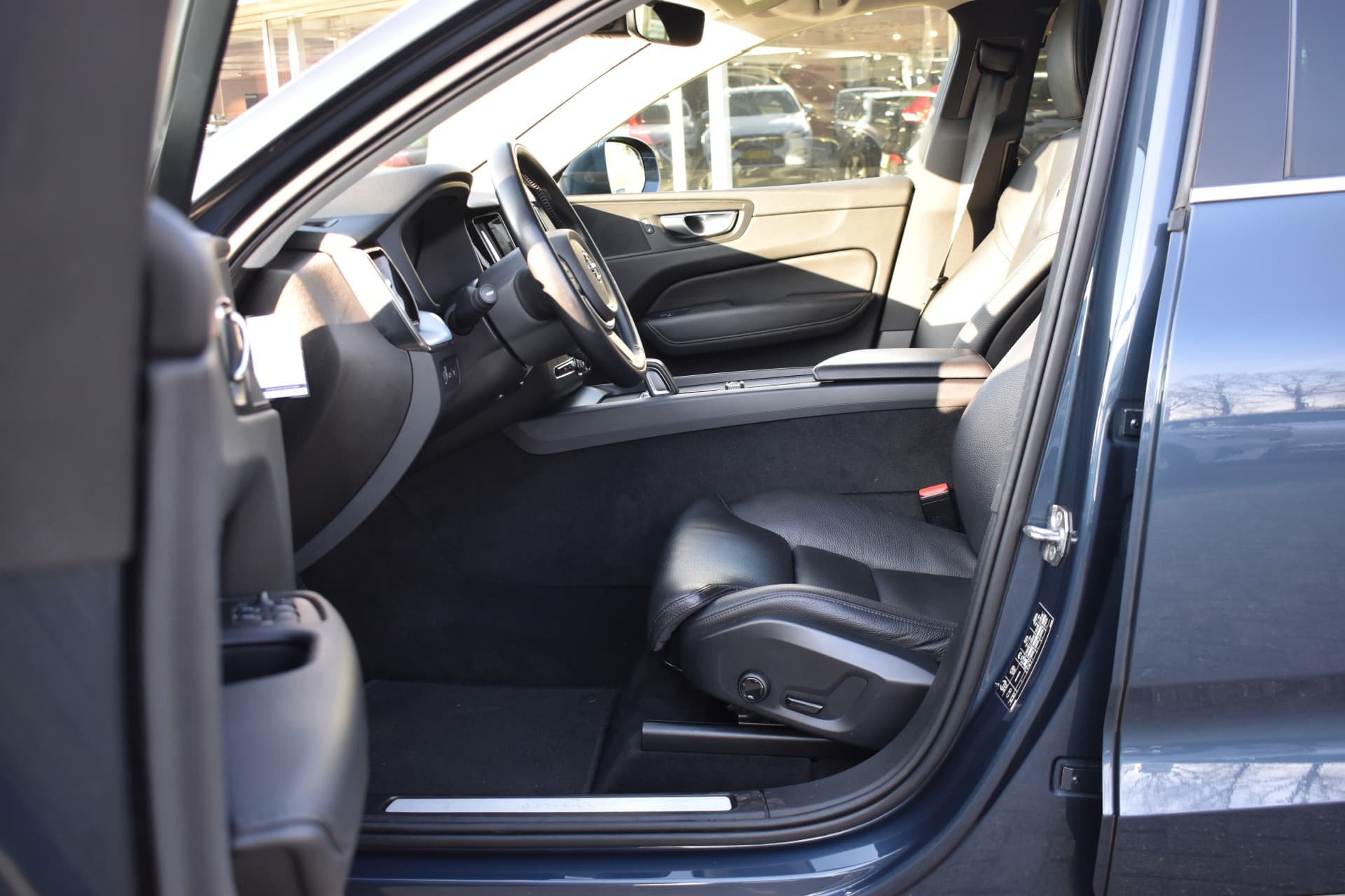 Volvo XC60 T6 AWD 340PK Plug-in Hybrid Business Pro thumbnail 30