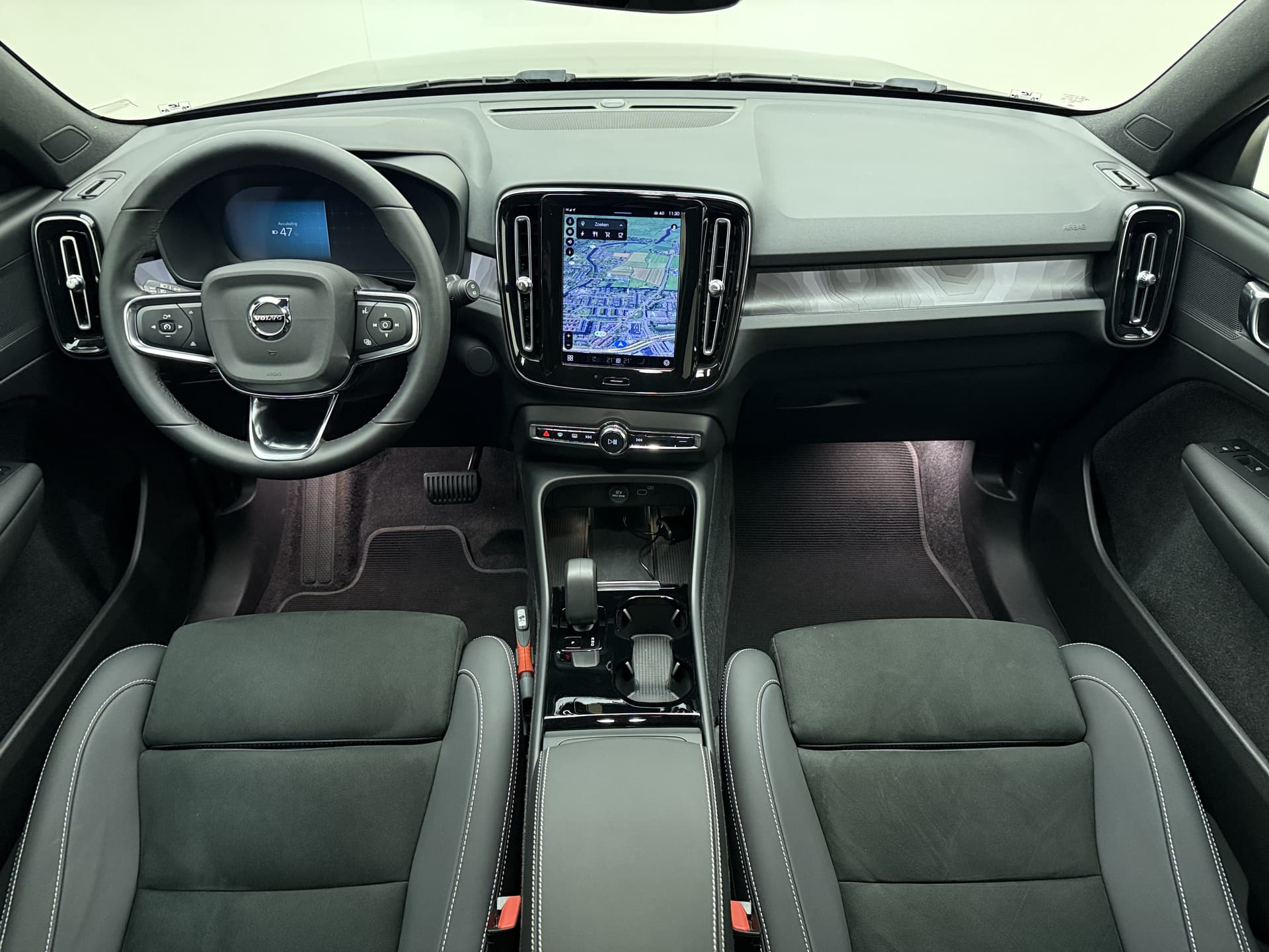 Volvo XC40 Twin 408pk Plus / Nubuck / Getint glas / Trekhaak / All Season / PDC + Camera / Stoel + Stuurw. Verwarming / Keyless / El. Achterklep / Warmtepomp / thumbnail 2