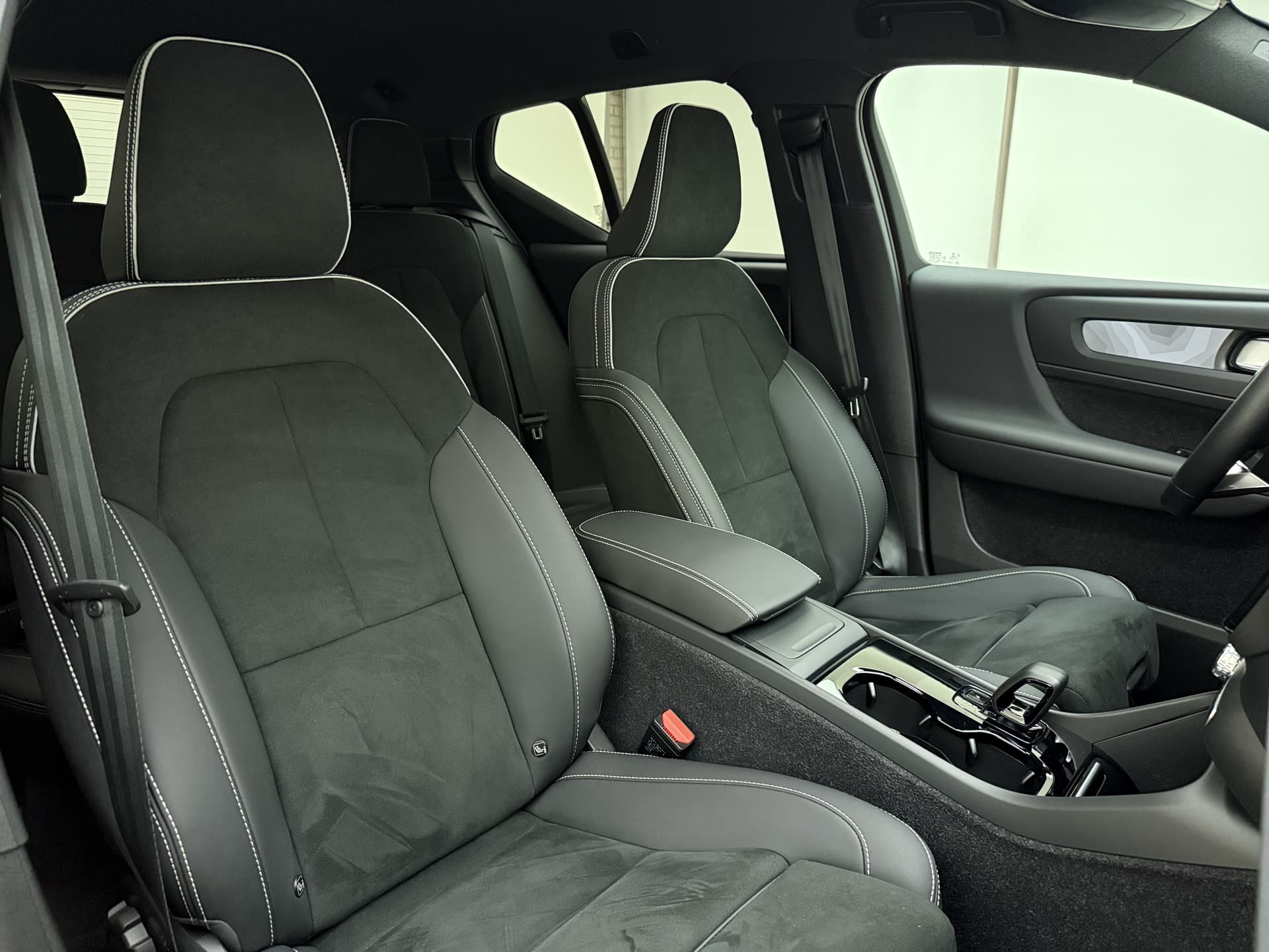 Volvo XC40 Twin 408pk Plus / Nubuck / Getint glas / Trekhaak / All Season / PDC + Camera / Stoel + Stuurw. Verwarming / Keyless / El. Achterklep / Warmtepomp / thumbnail 4